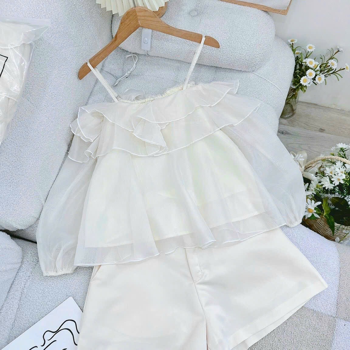 SET ÁO VOAN TRỄ VAI DÂY TAY DÀI BỒNG SUÔNG TRƠN BÈO + QUẦN SHORTS NGẮN ỐNG RỘNG LƯNG CAO ĐI BIỂN ĐI CHƠI DẠO PHỐ ĐI TIỆC