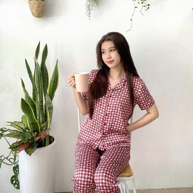 Bộ đồ Pyjama nữ, đồ mặc nhà lụa VILADY - B141 kiểu tay cộc quần dài họa tiết Ziczac chất liệu lụa Pháp (lụa latin) - Màu đỏ