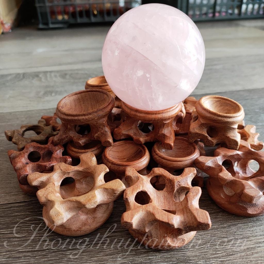 Chân đế bi cầu Cẩm Lai có vân và mùi hương nhẹ .