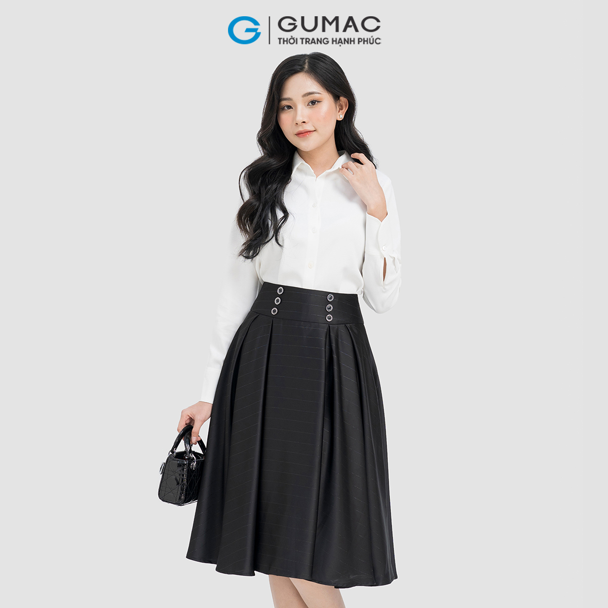 Chân váy xòe đính nút Gumac VD04056