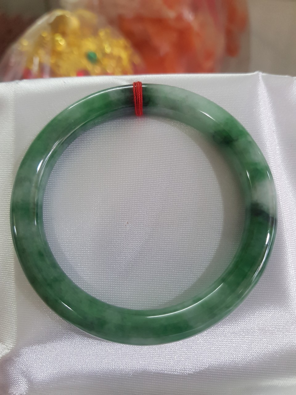Vòng Cẩm Thạch tự nhiên mới cao cấp đẹp Đậu Lý Sịn Sao 54mm x cọng 8mm màu xanh đậu lý đậm nhạt điểm trắng nhẹ đẹp bóng nữ 53kg - 60kg đeo rất đẹp sang tay món quà tặng Mẹ , Vợ người thân ý nghĩa ạ