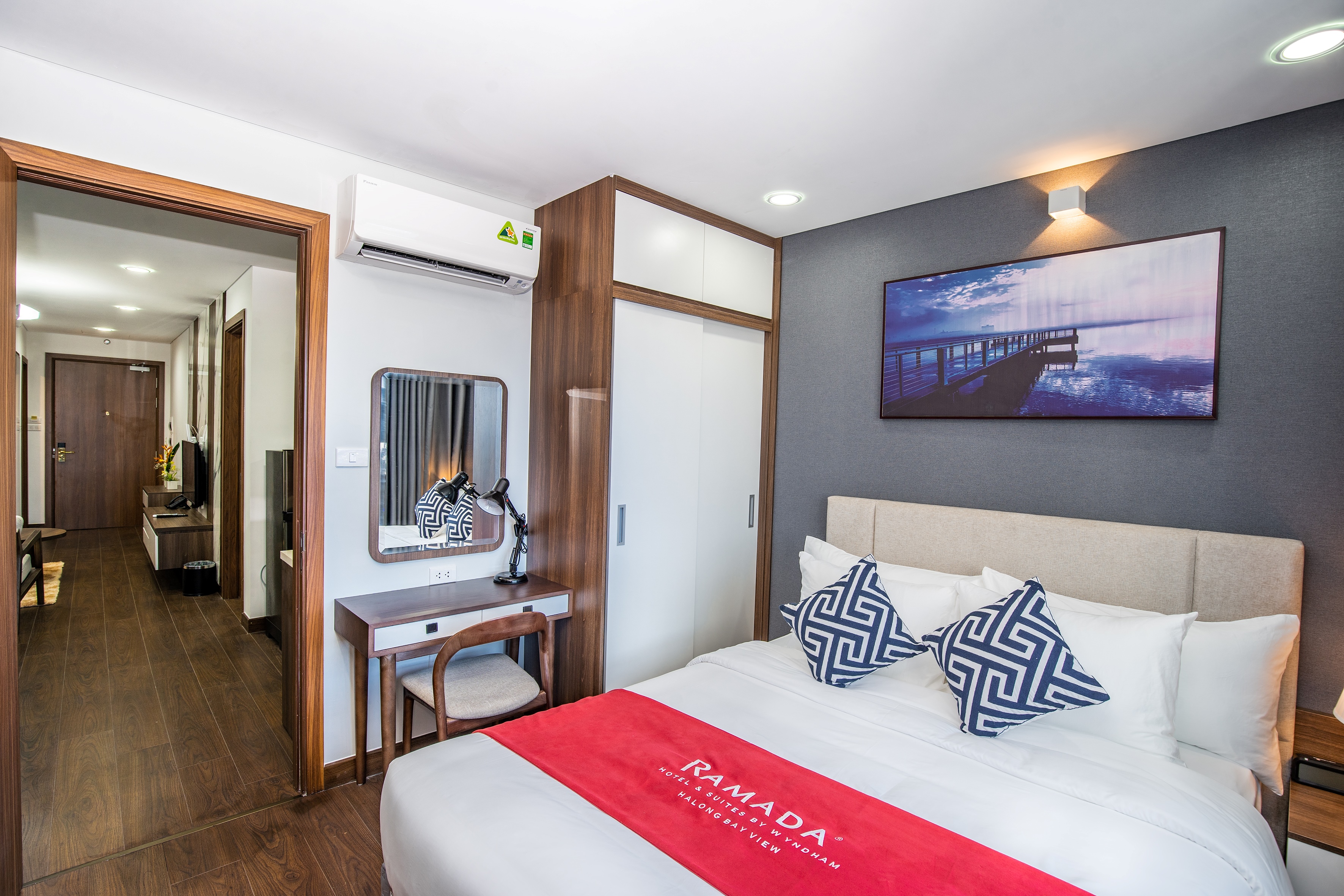 Ramada by Wyndham 4* Hạ Long - Bao gồm 2 bữa ăn, Phòng nghỉ, Hồ bơi vô cực Tầng 31, Khách Sạn Ngay Trung Tâm Hạ Long