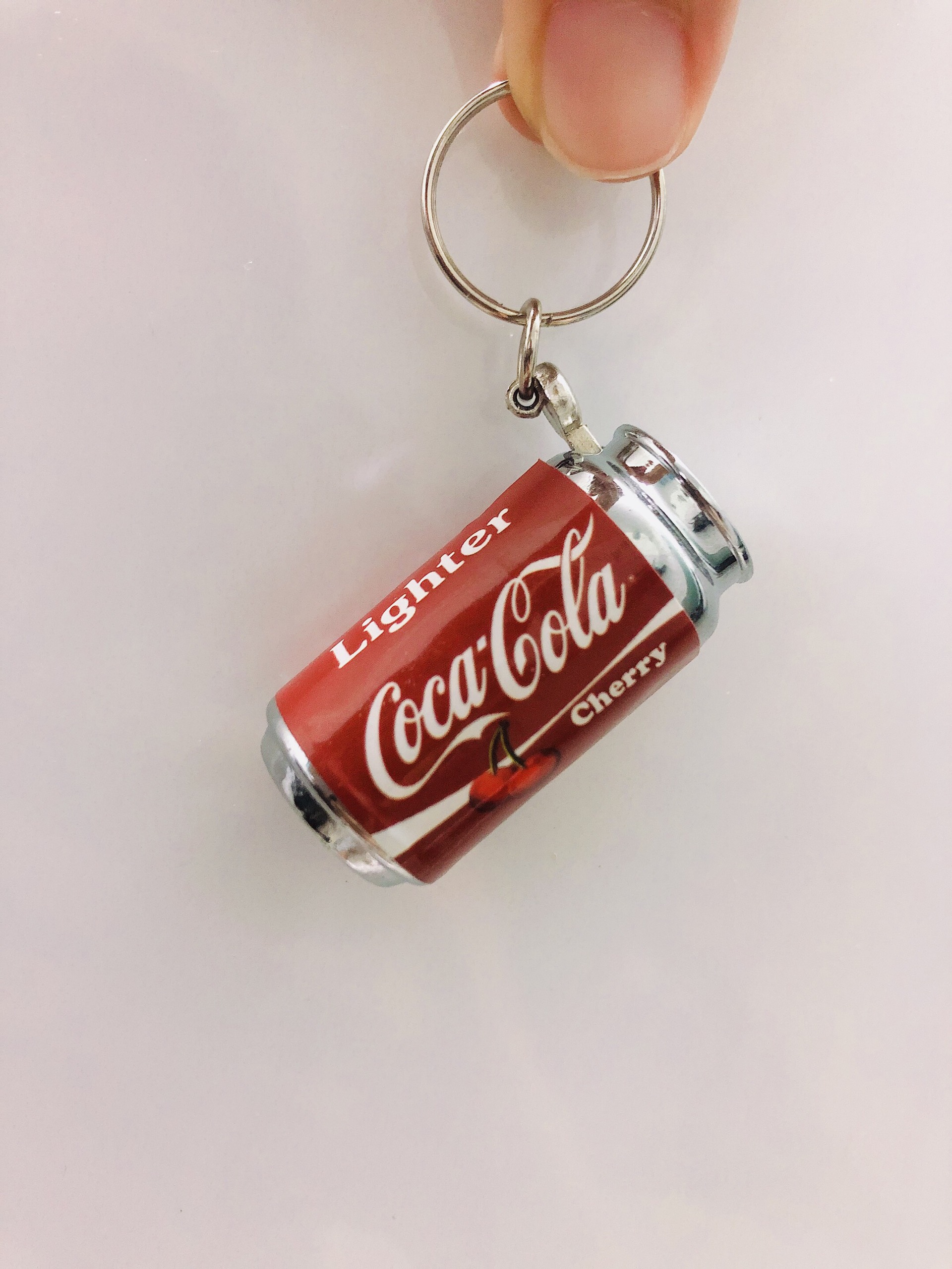 Hột quẹt bật lửa móc khóa hình lon nước Cocacola mini dễ thương