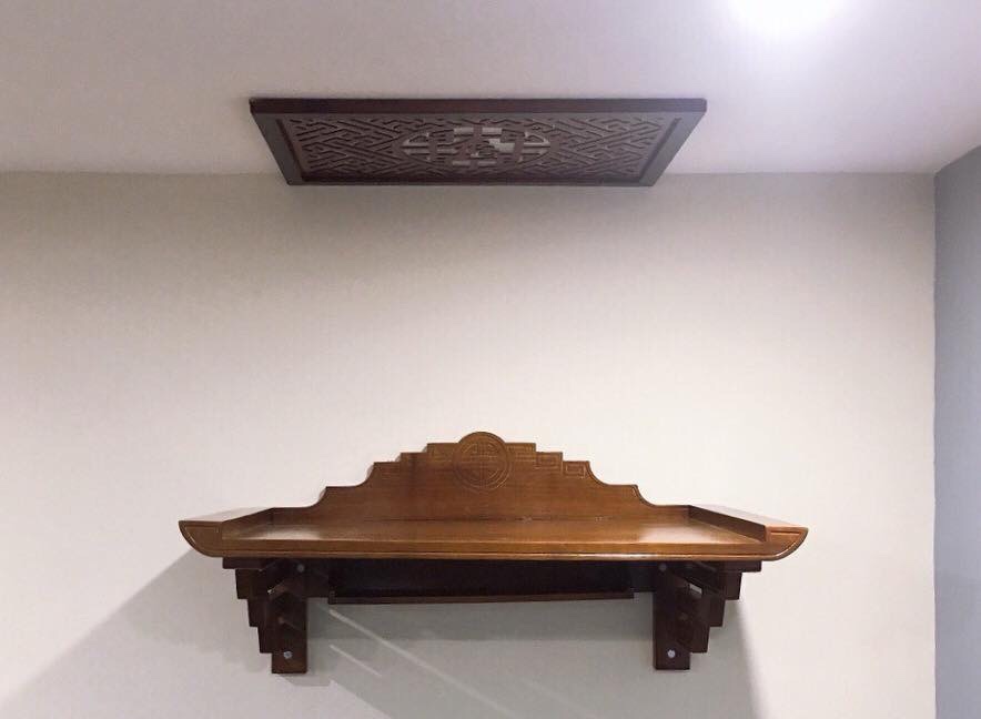 bàn thờ treo triện gỗ sồi 81cm kèm chữ, chắn khói