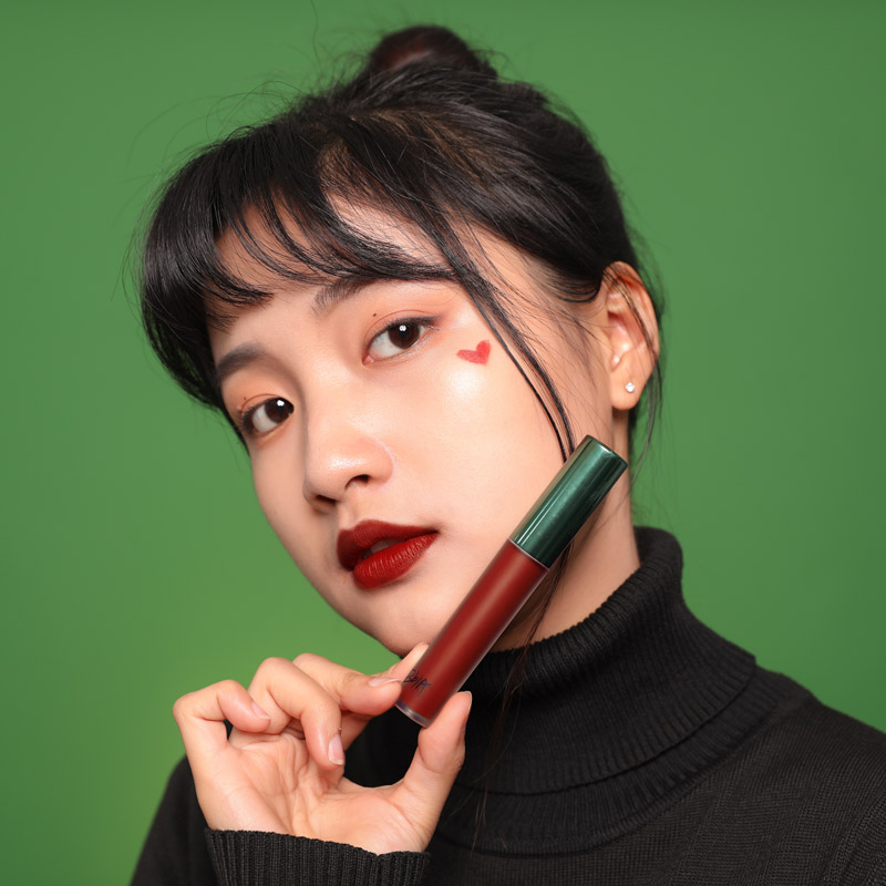 Combo 5Min Makeup gồm cây son kem lì Bbia Last Velvet Lip Tint A5 Hoian Brick: Đỏ gạch trầm pha nâu (có ánh cam) và Kẻ chân mày Bbia Last Auto Eyebrow Pencil 05 Walnut Brown tặng Sticker