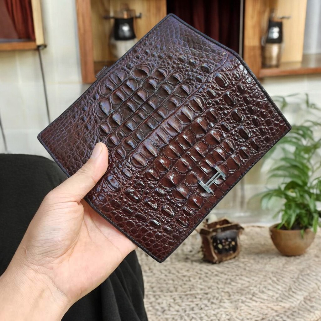 Ví cầm tay nữ siêu dễ thường. Da cá sấu gai lưng cao cấp!