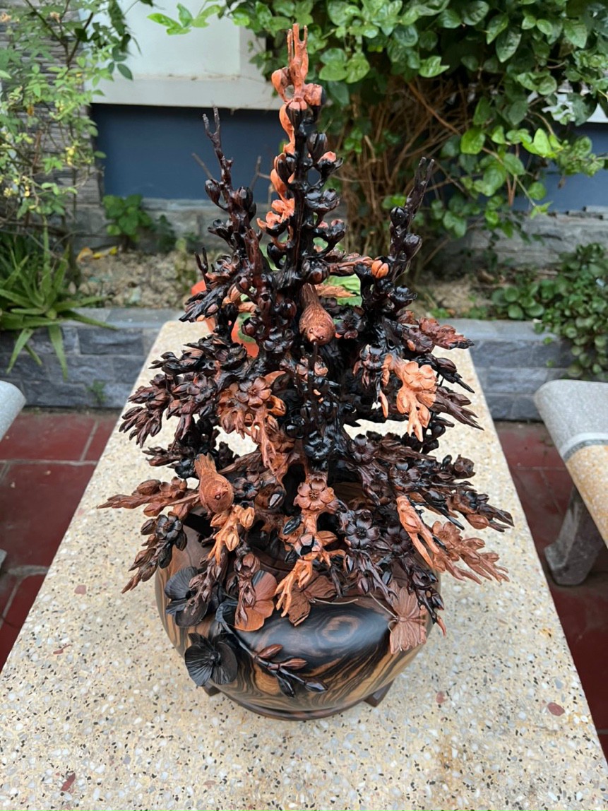 Bình hoa mai lan phong thủy trang trí phòng khách đẹp long lanh bằng gỗ mun hoa kt cao 60×30cm