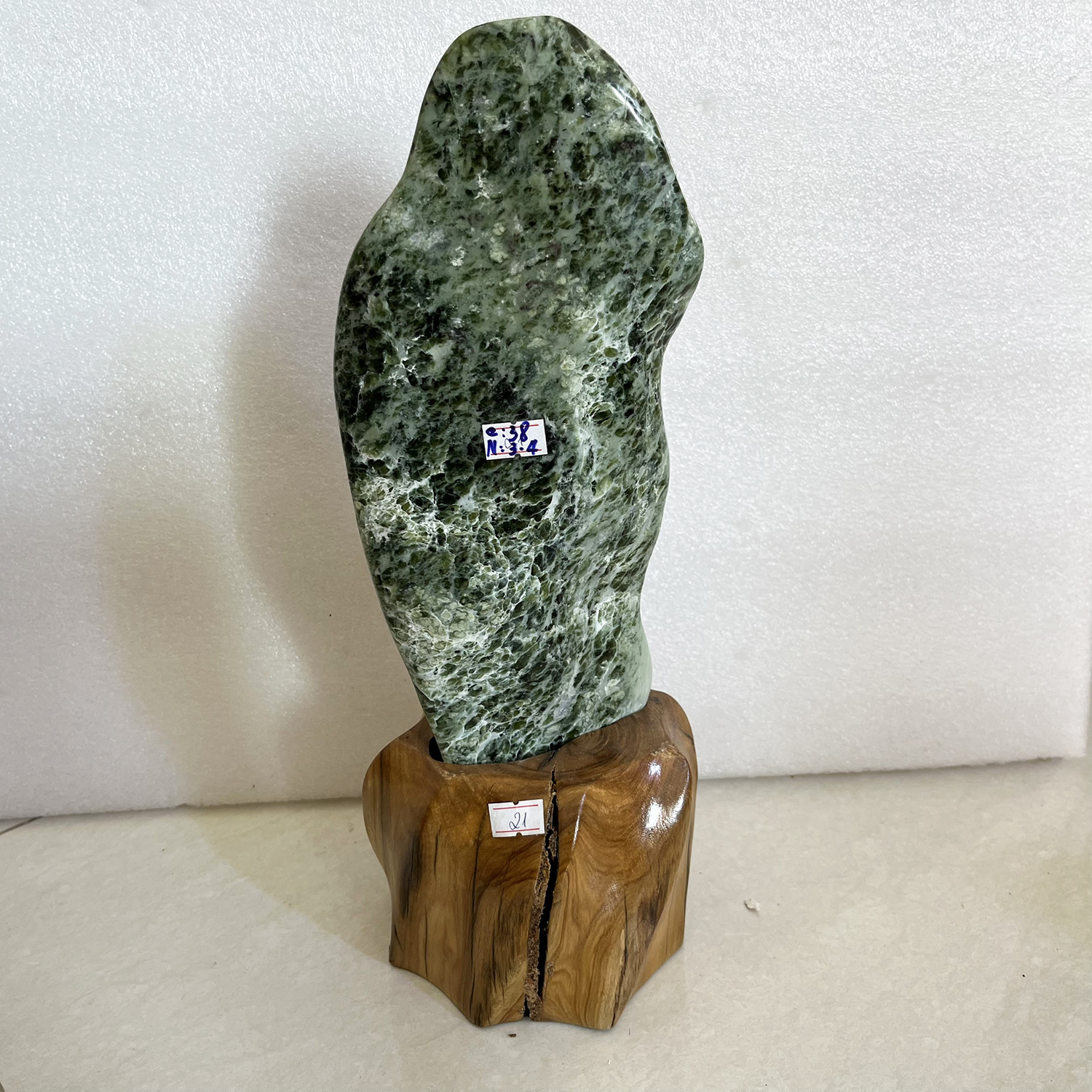 Cây đá phong thủy tự nhiên màu xanh lá cao 32 cm nặng 4 kg cả chân đế gỗ rừng tự nhiên
