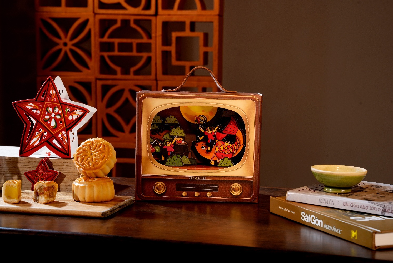 Hộp Quà Trung Thu IKACHI &quot; Truyền hình Tí hon - RƯỚC ĐÈN&quot; - Set 2 bánh, có đèn trang trí
