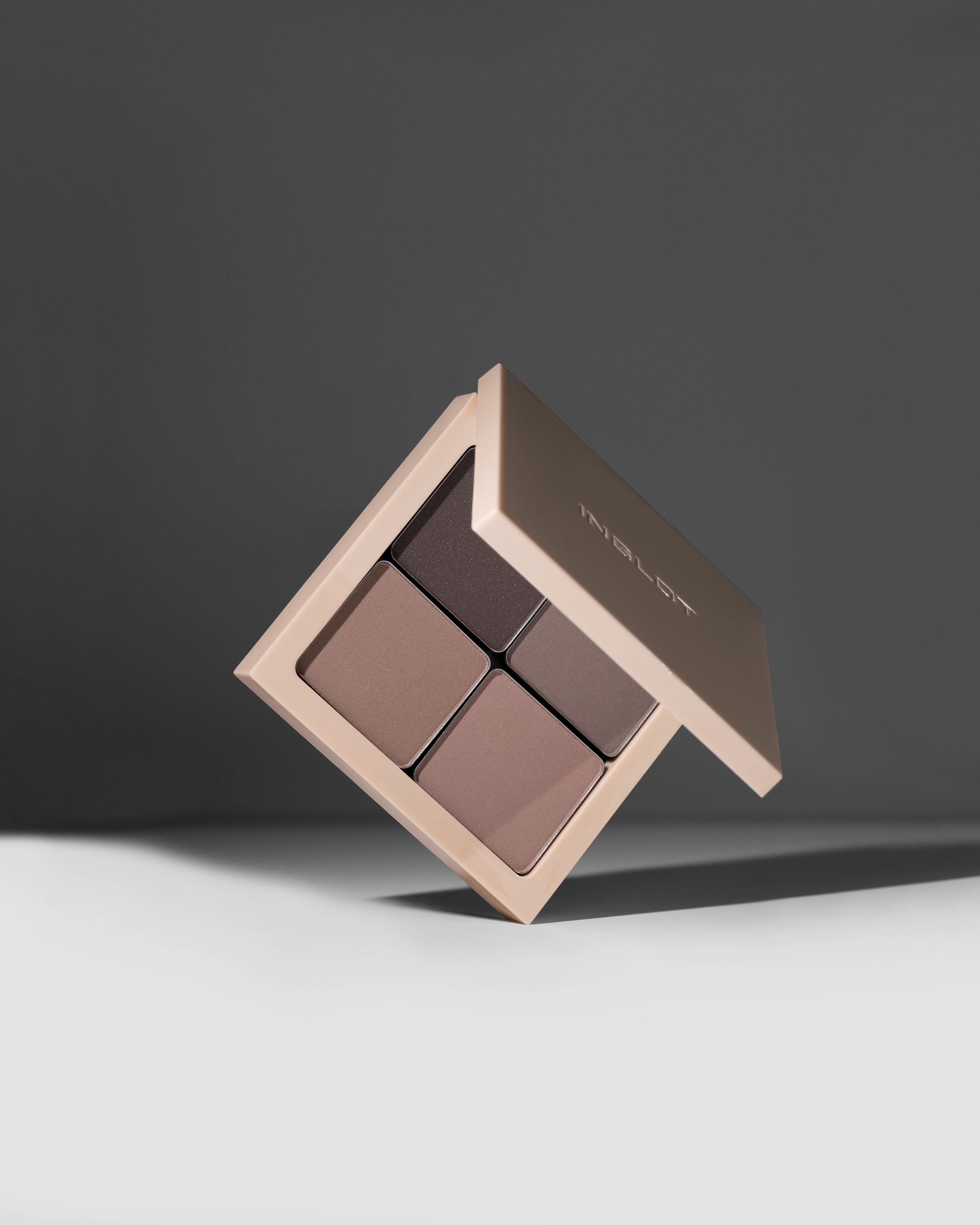 Hộp đựng lõi phấn có gương đế nam châm 4 ô Inglot Freedom System Flexi Palette