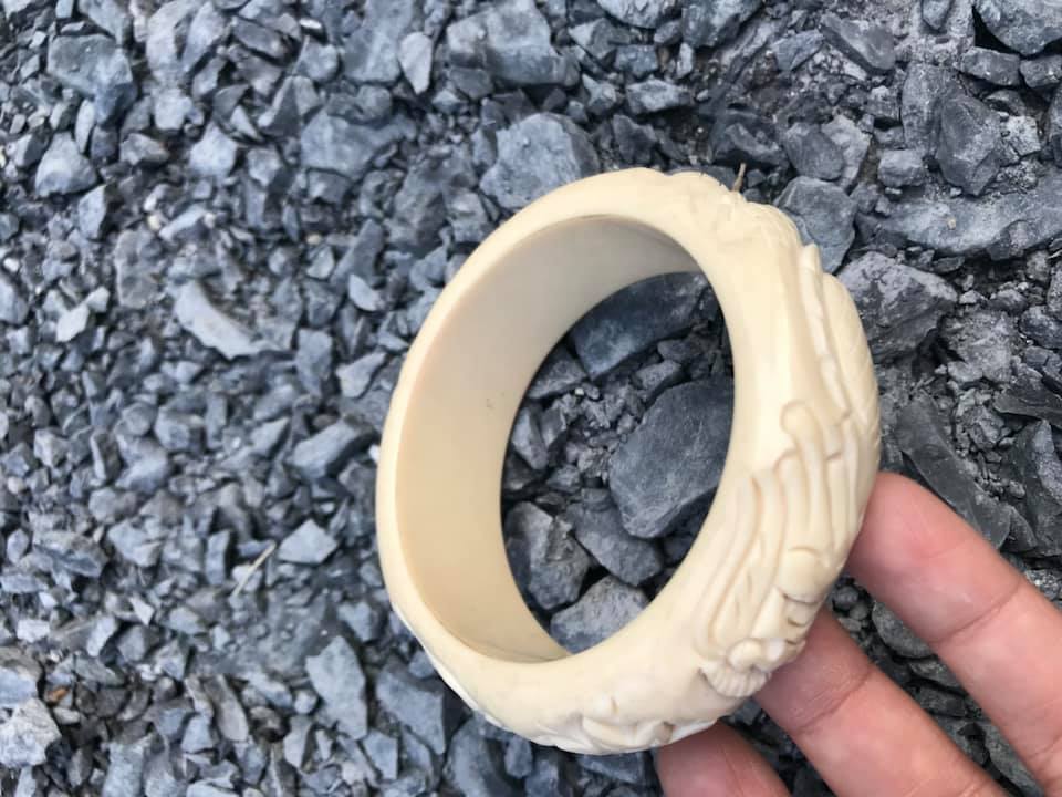 VÒNG TAY NAM TRẠM RỒNG GIẢ NGÀ HAY GỌI LÀ XƯƠNG MỸ NGHỆ SIZE VÒNG 65MM x CAO 25mm x DẦY 10mm VÒNG TRẠM 2 CON RỒNG LƯỢN DÀNH CHO CÁC ANH NAM TAY LỚN TRÊN DƯỚI 80KG ĐEO Ạ