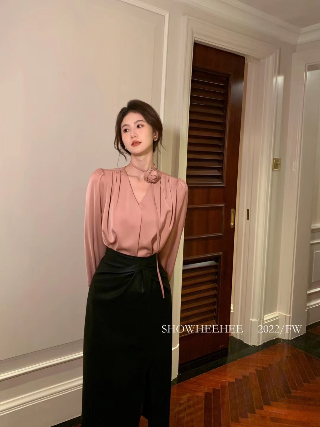 Áo Sơ Mi Kiểu Nữ Công Sở Phối Phụ Kiện quyến rũ Chất liệu satin dày dặn,mềm mịn,ko co giãn. Áo với 2 gam màu trung tính nhẹ nhàng,dễ dàng phối trang phục mà ko lo bị kén màu da. Thích hợp đi làm,đi chơi,đi tiệc(tùy theo kết hợp pk) nhé