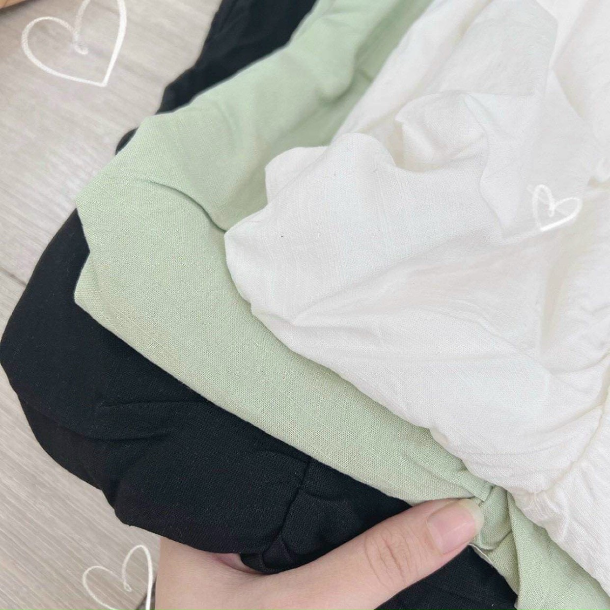 ĐẦM SUÔNG TRƠN CỔ V TAY BỒNG NGẮN