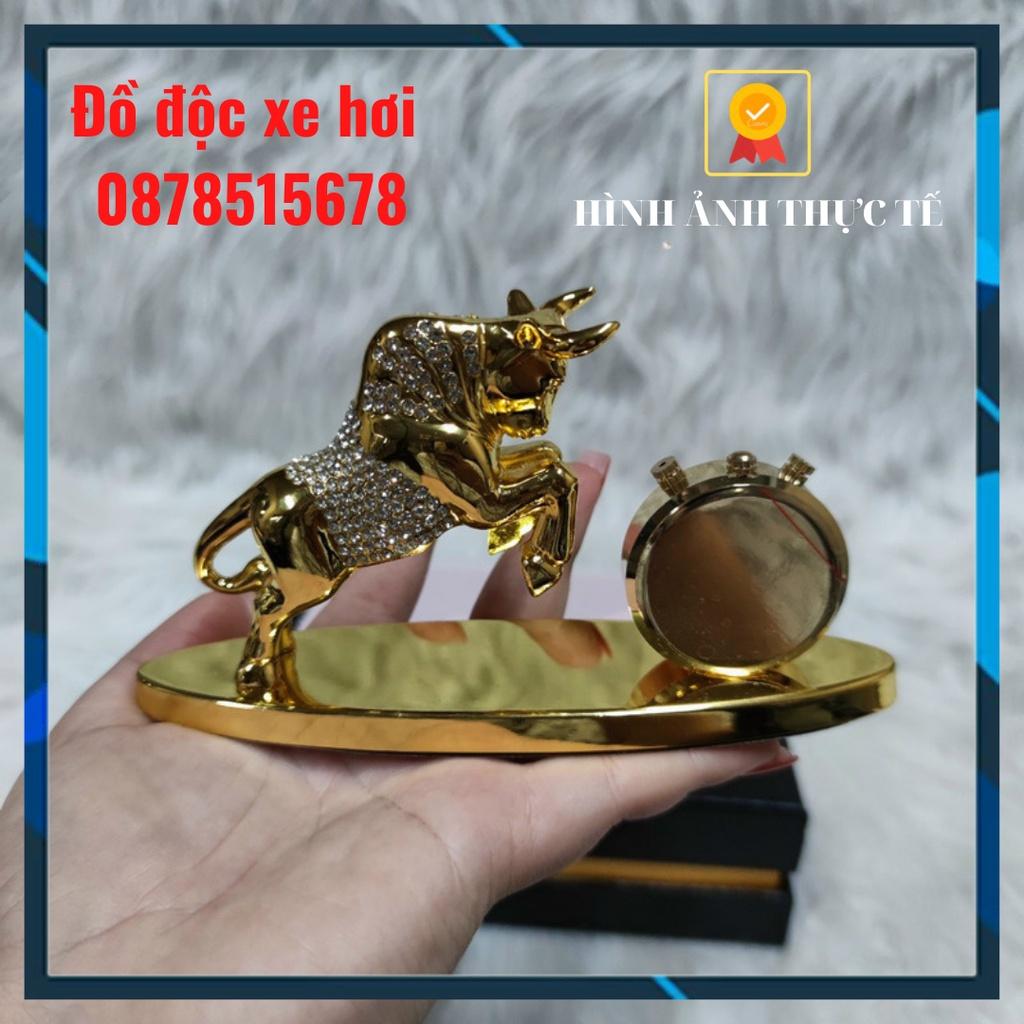 Tượng nước hoa trâu vàng đính đá pha lê kèm mặt đồng hồ trang trí taplo ô tô - chất liệu hợp kim 450g
