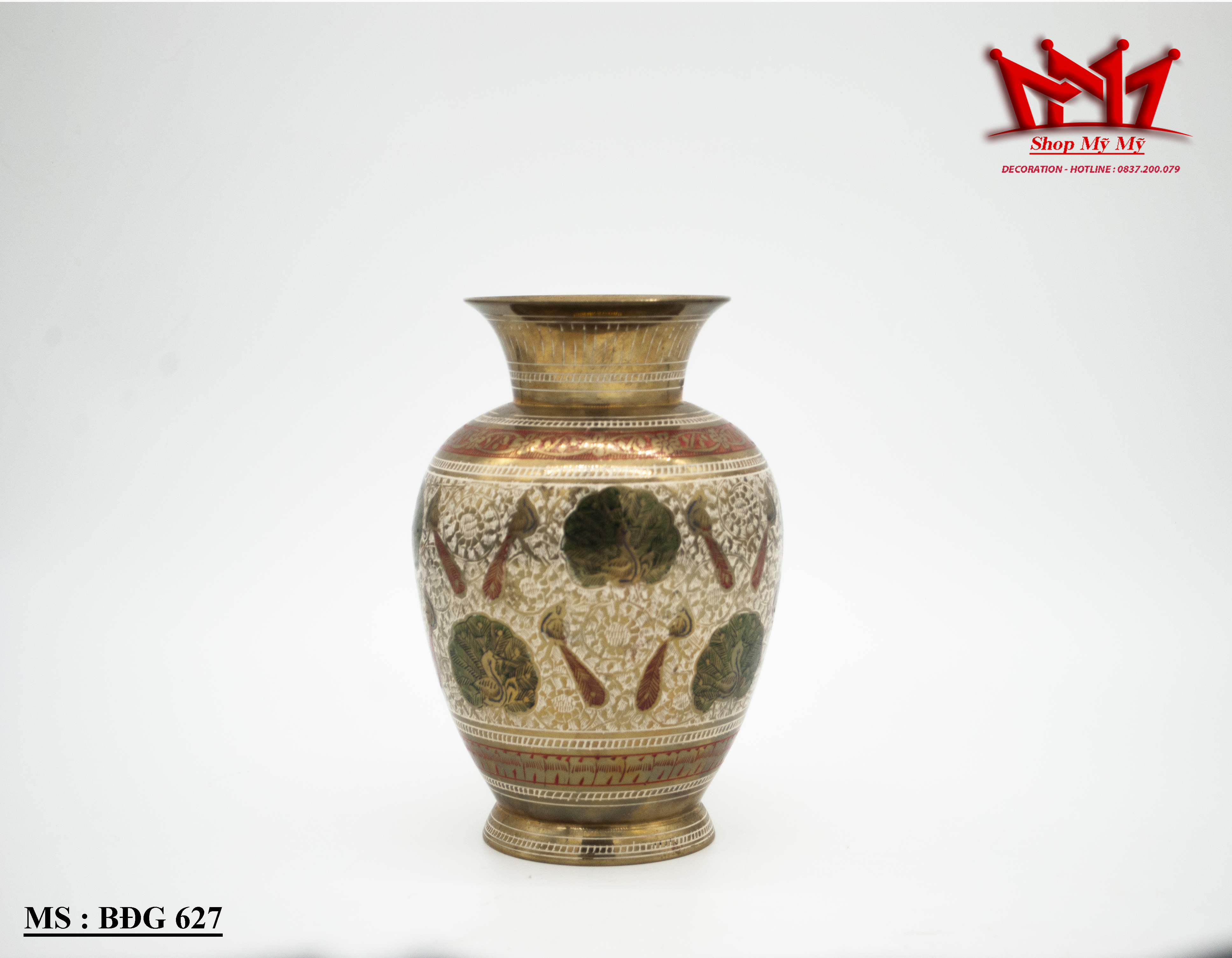 Bình hoa đồng hình chim công vẽ màu đặc sắc.