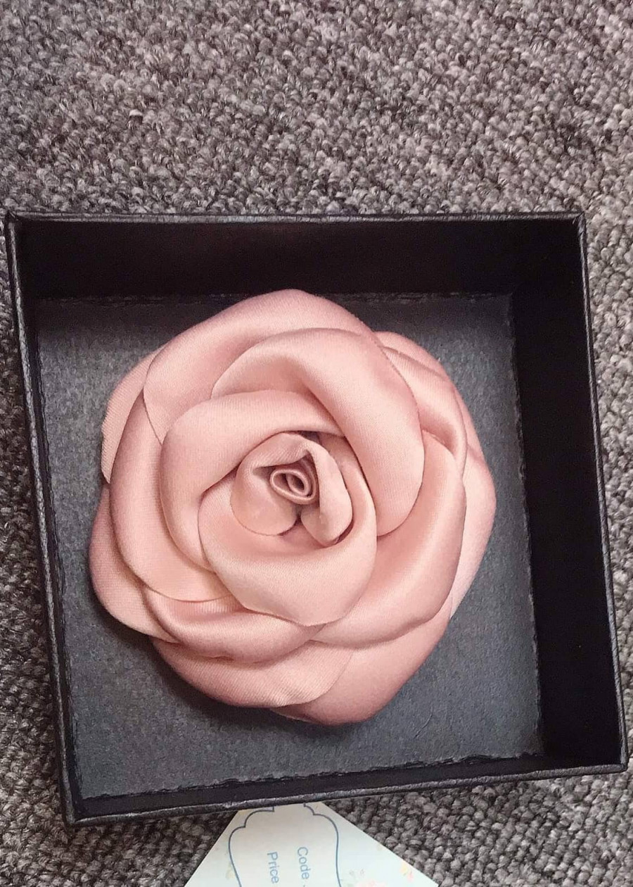 Hoa cài áo hồng nhạt Handmade