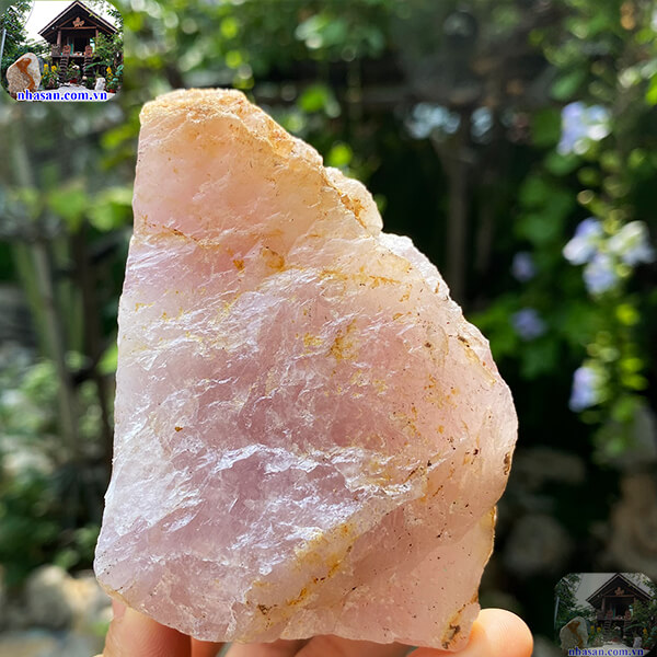 Cục chặn giấy đá thạch anh hồng mang đến sự tự tin và năng lượng tích cực