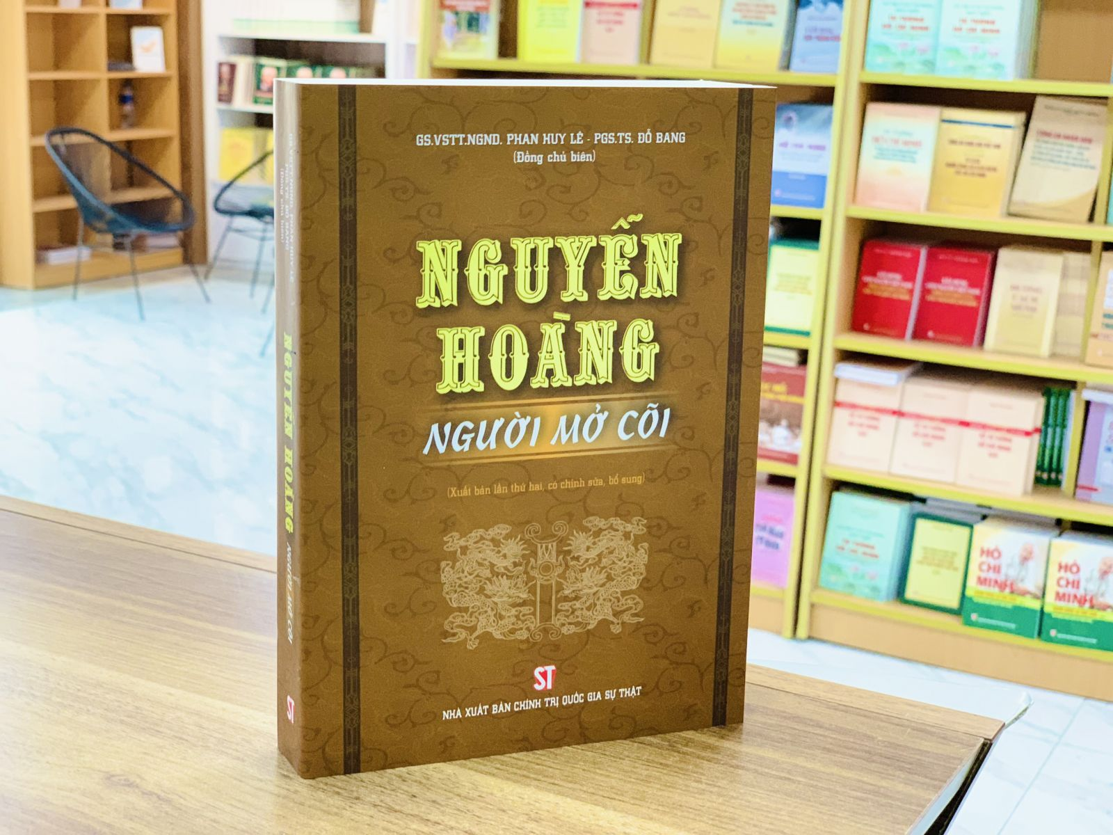NGUYỄN HOÀNG - Người Mở Cõi - GS.VSTT.NGND. Phan Huy Lê, PGS.TS. Đỗ Bang (Đồng chủ biên) - (bìa mềm)