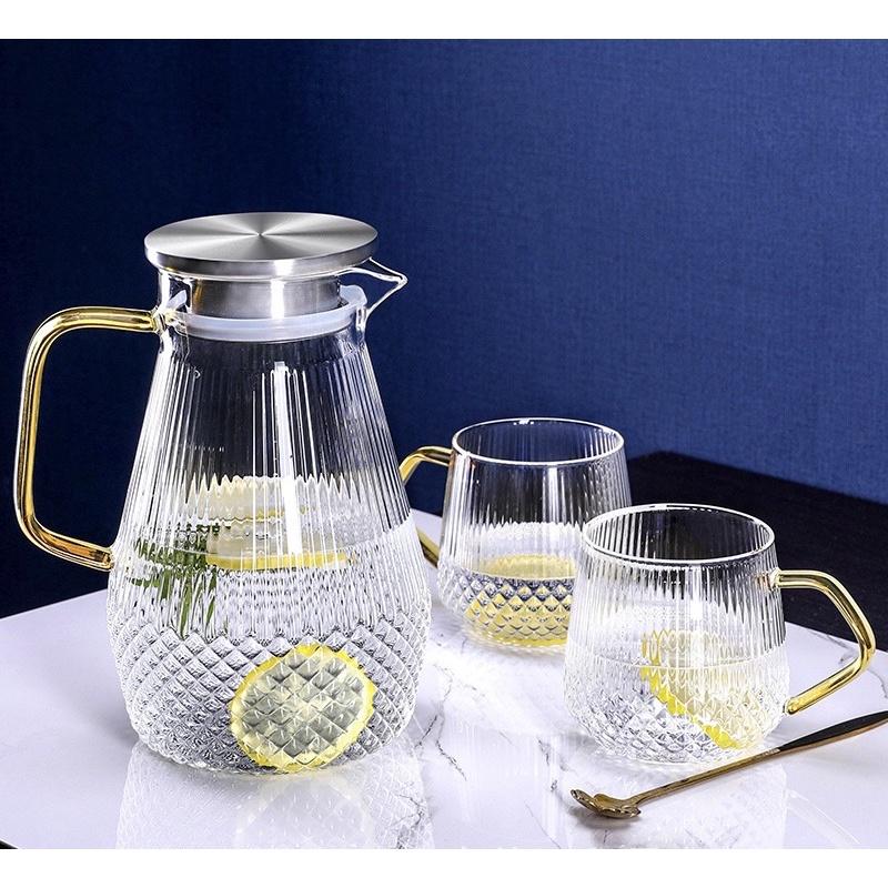 Bình đựng nước Vân Sọc Kim Cương 1.5L, Bình nước thủy tinhcao cấp borosilicate chịu nhiệt, cốc uống kim cương quai vàng