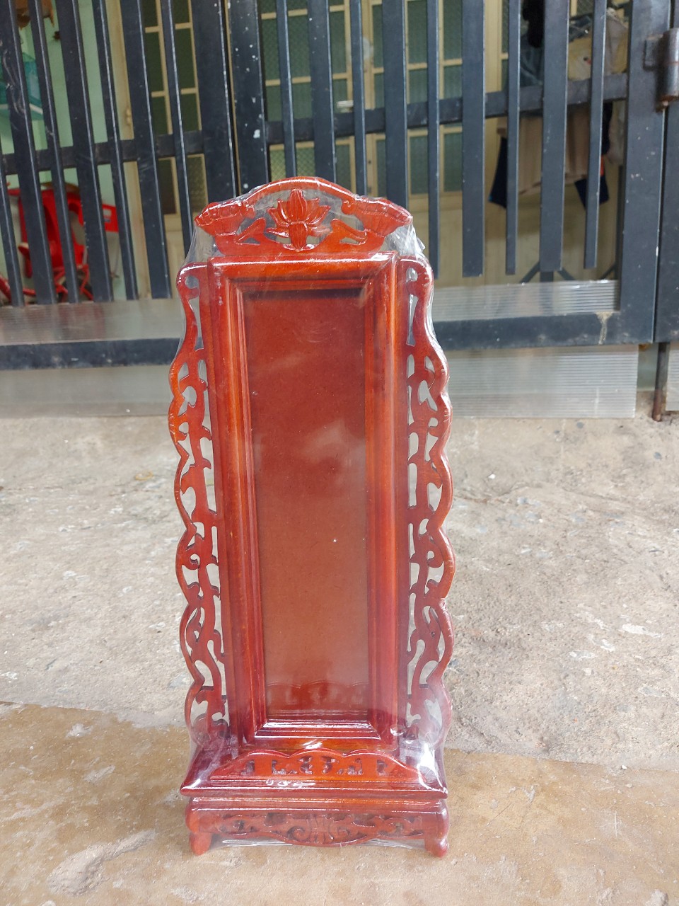Bài vị để bàn thờ gia tiên viền hoa gỗ tràm cao 48 cm
