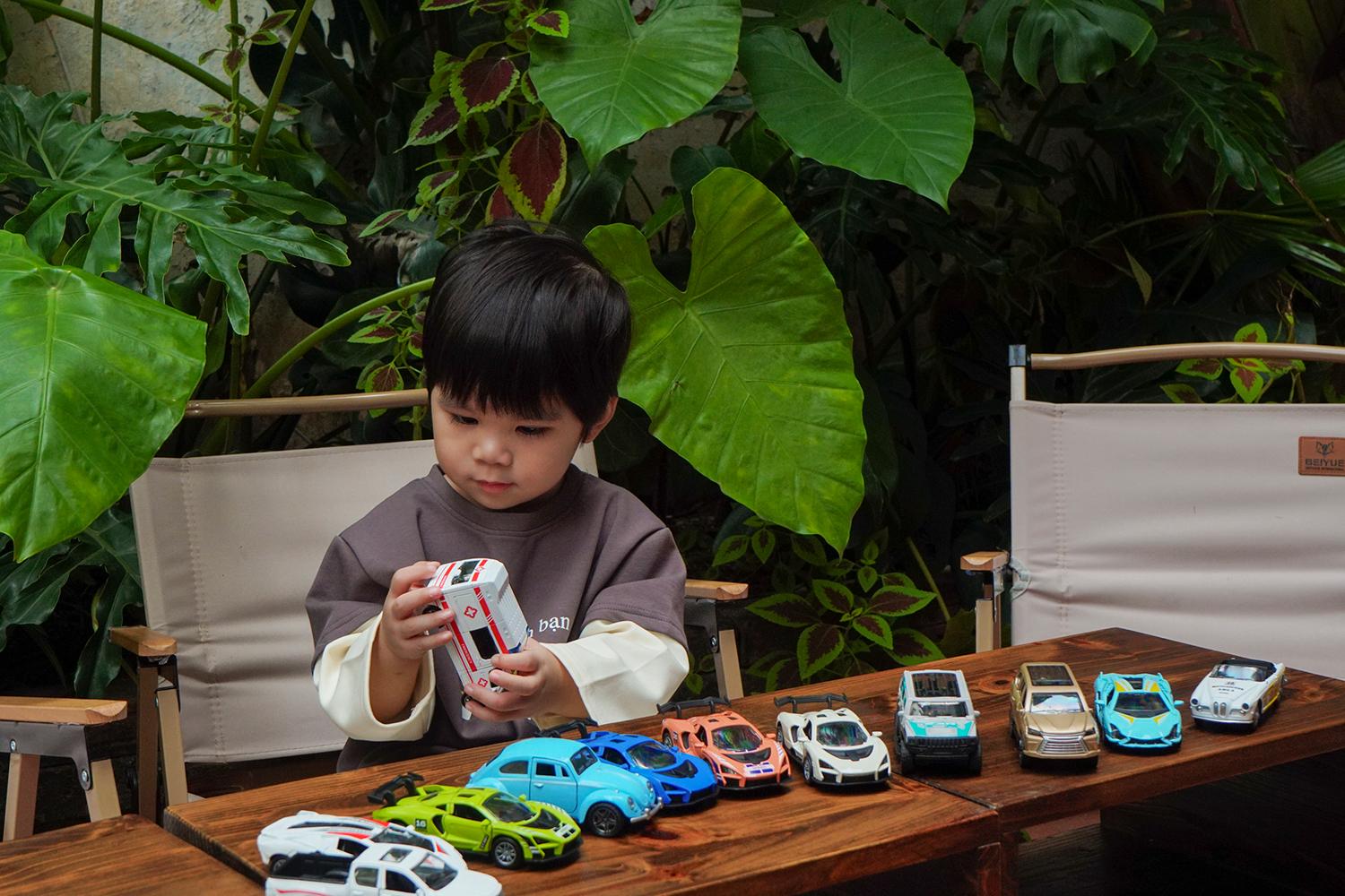 Đồ Chơi Mô Hình Xe Hợp Kim Chạy Đà - Alloy Pull Back Car - Toys&amp;Joys 53251 - Xe Đua L Hai Cửa - Màu Trắng