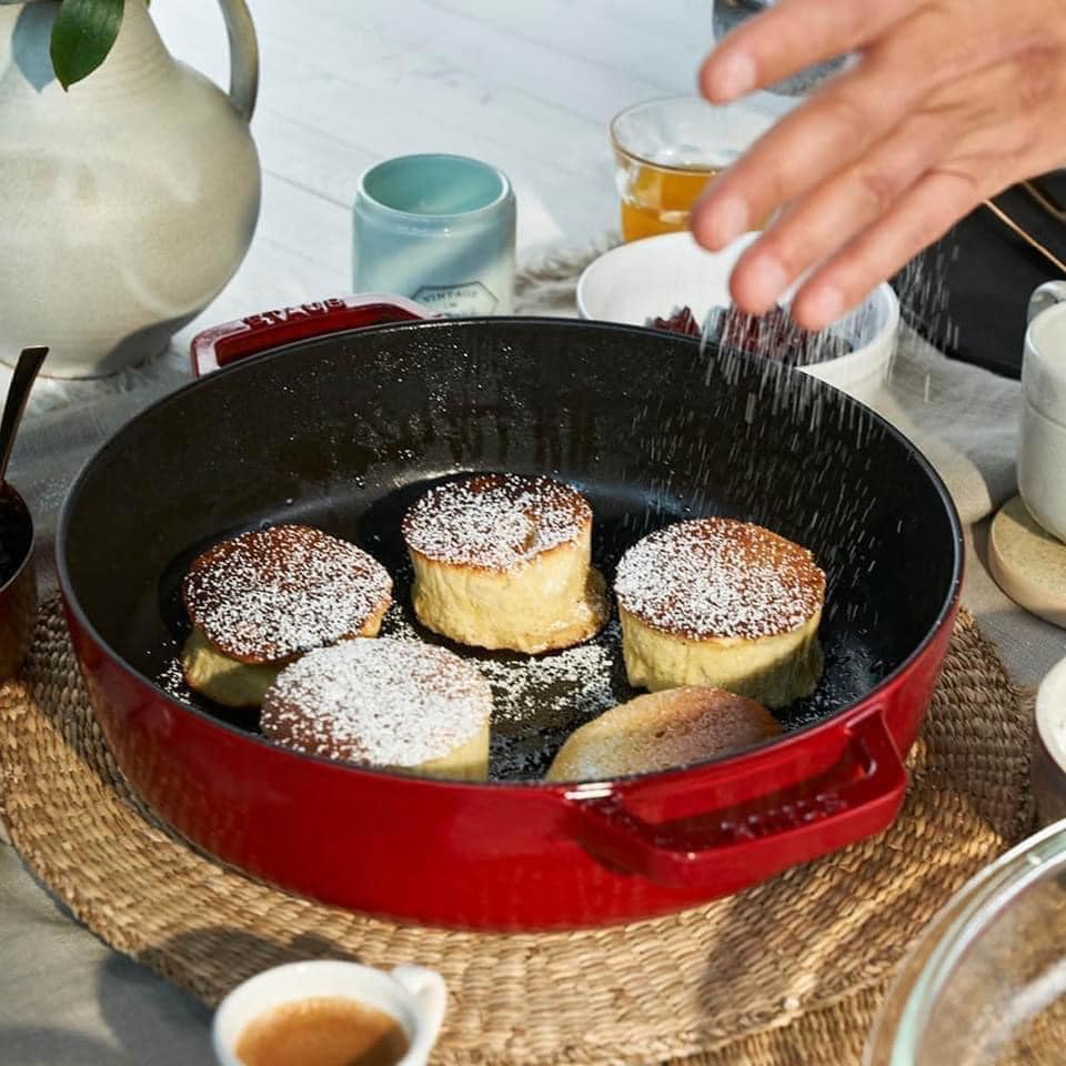 CHẢO GANG STAUB 24CM CÓ NẮP KÍNH MẦU ĐỎ hàng chính hãng