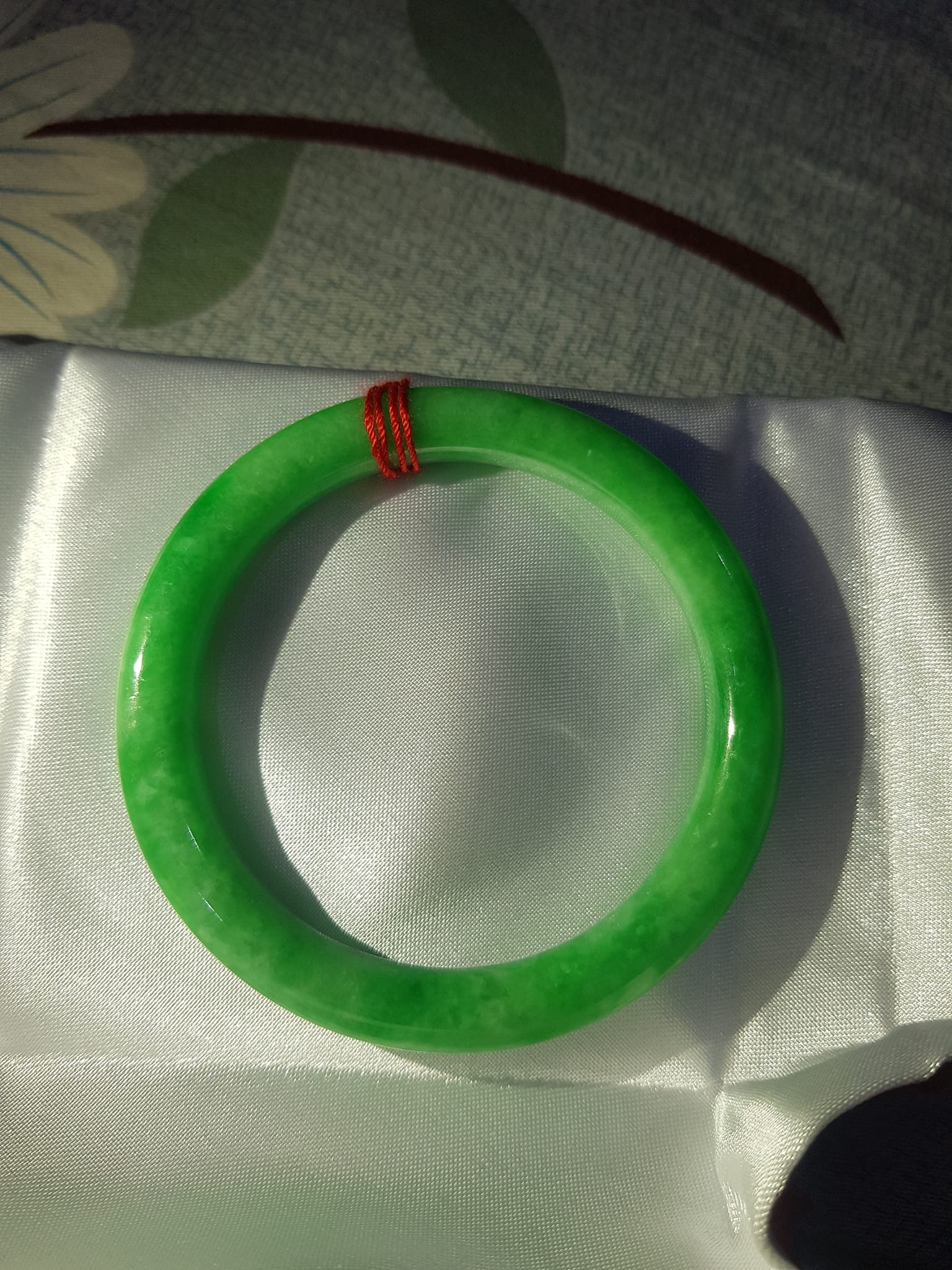 Vòng cẩm thạch Đậu Lý 52mm x dầy 8mm Màu xanh lá bông đậu nữ mệnh Mộc mệnh Hỏa Nặng 52kg - 57kg đeo ạ