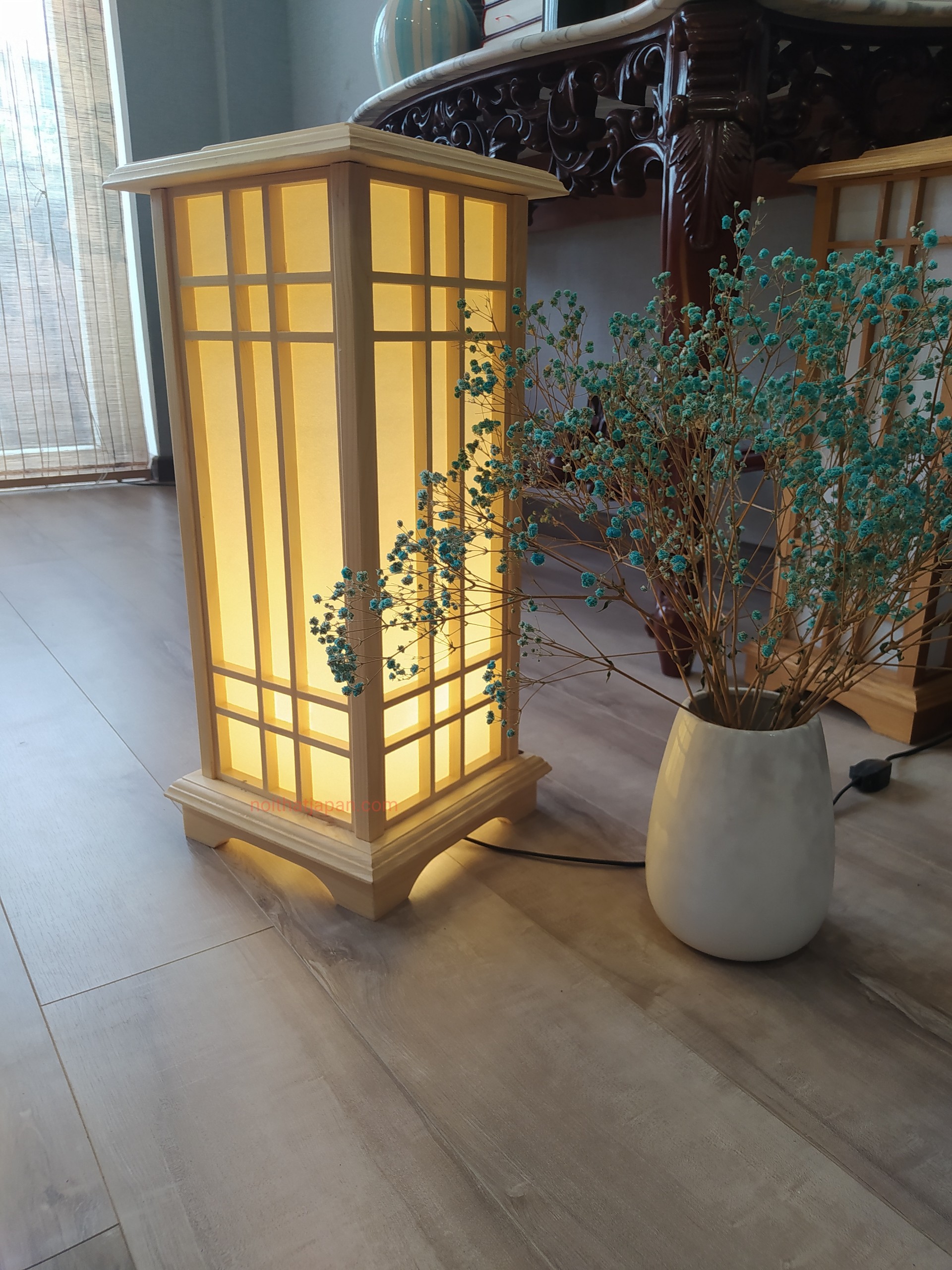 Đèn gỗ để sàn phòng trà Nhật, đèn gỗ phòng thiền, chất liệu gỗ tự nhiên kết hợp tấm Shoji Nhật kt 25*25*55cm, màu vàng sáng gồm đèn léd