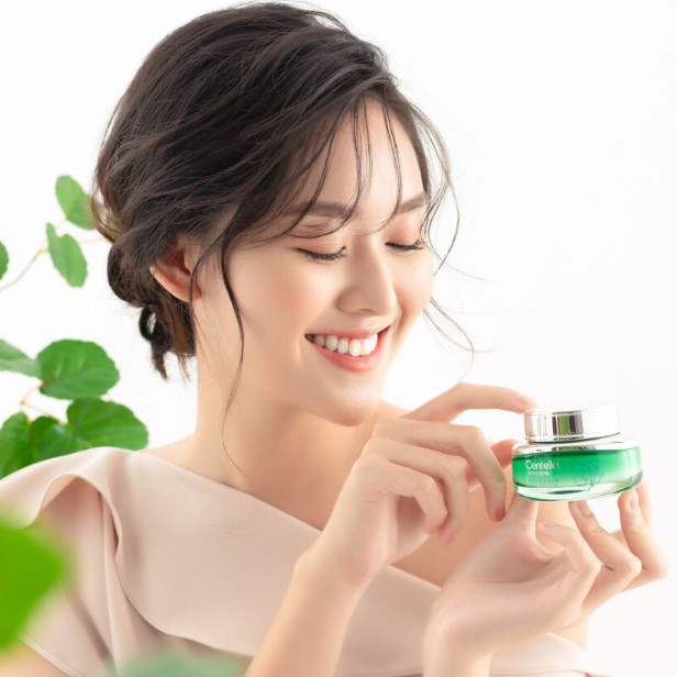 Bộ sản phẩm hỗ trợ trị mụn, giảm sưng viêm do mụn - Chiết xuất rau má Beauskin (1 Hộp kem 50g + 1 Chai nước hoa hồng 120ml)