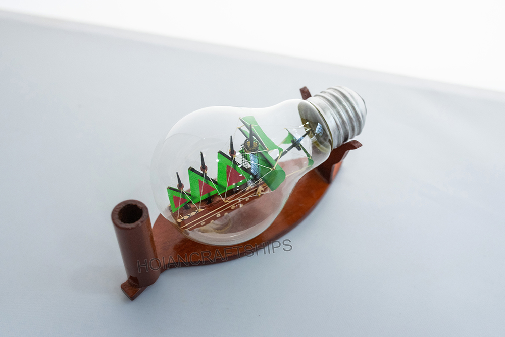 Thuyền gỗ handmade trong bóng đèn