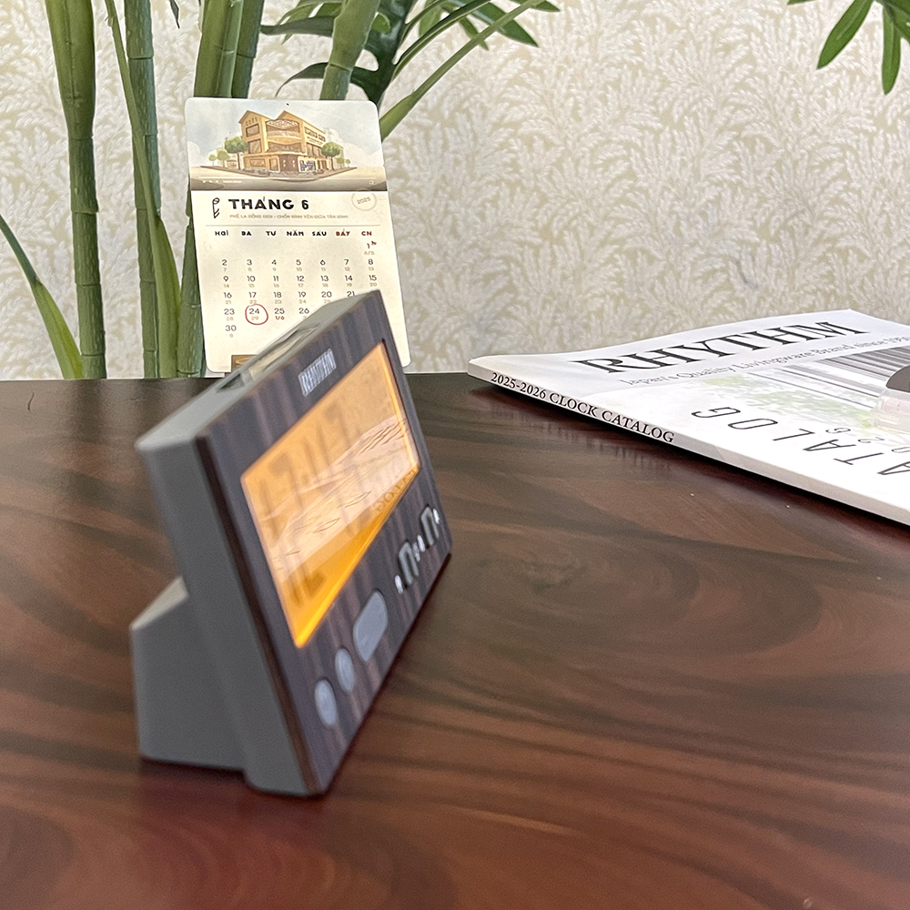 Đồng hồ Rhythm LCT108NR06 – KT 13.1 x 6.6 x 3.6cm, 150g. Vỏ nhựa. Dùng Pin.