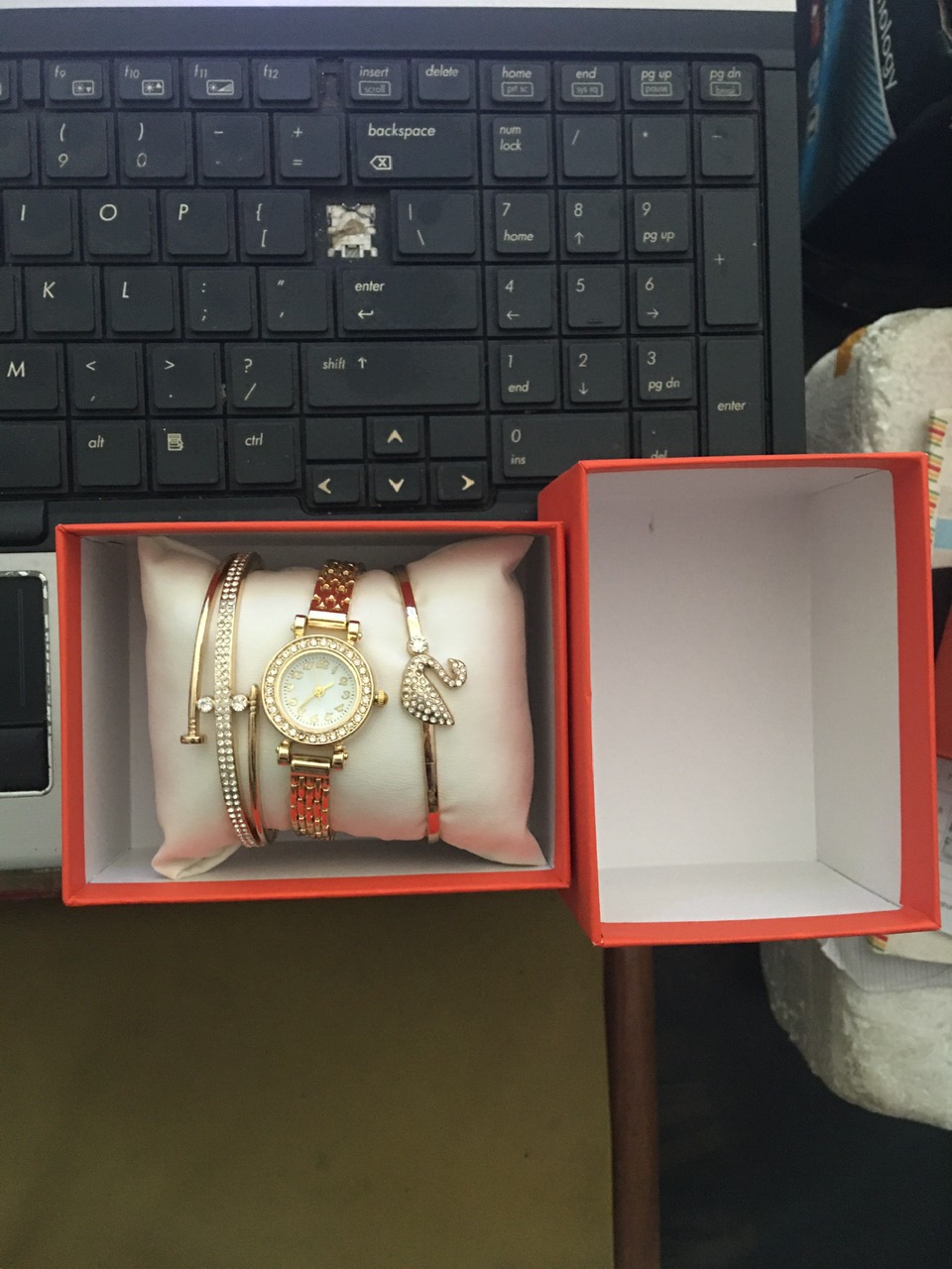 Combo hộp  đồng hồ 3 món  đeo tay  xinh xắn , mặt tròn màu trơn trang trí kim cương nhân tạo , phong cách thanh lịch thời trang cho nữ