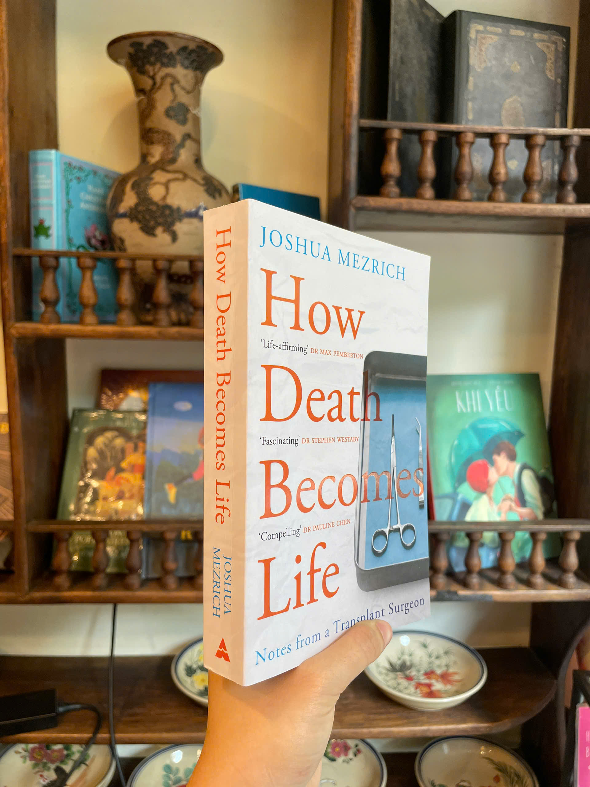 Sách - How Death Becomes Life: Notes from a Transplant Surgeon by Joshua Mezrich