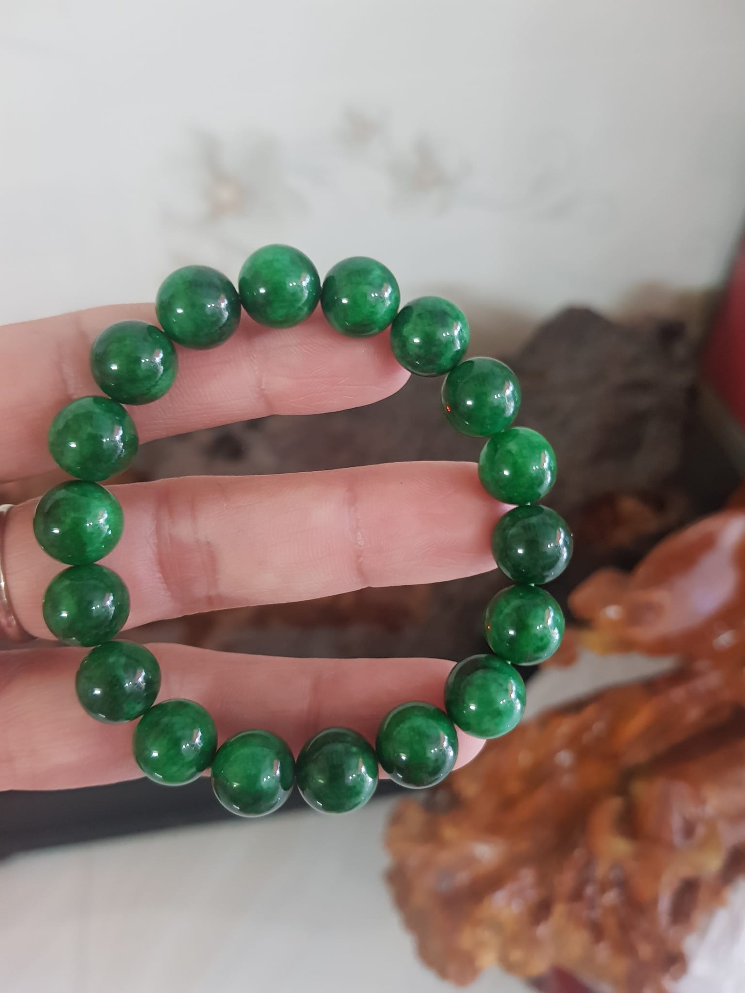 Vòng cẩm thạch xanh đậm rẻ đẹp  Nữ mạng mộc mạng hỏa mạng thủy ạ  Size vòng 10mm nữ đeo lên tay màu xanh hy vọng tươi sáng đẹp ạ
