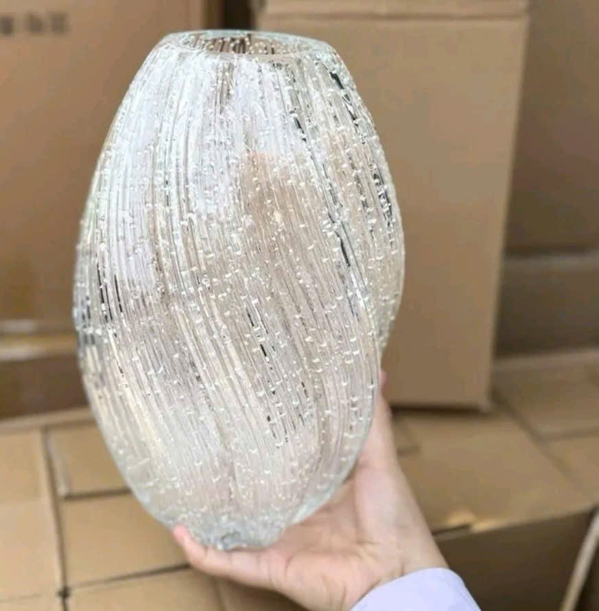 Lọ hoa thủy tinh xoắn phát sáng buổi tối, deco không gian nhà cửa chill đẹp