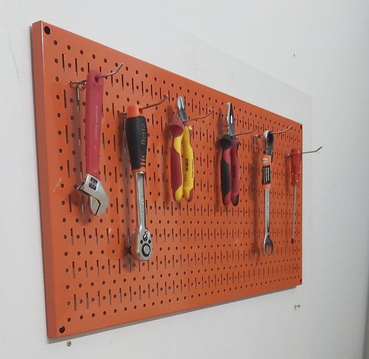 Tấm vách lưới pegboard màu cam kèm phụ kiện treo tường