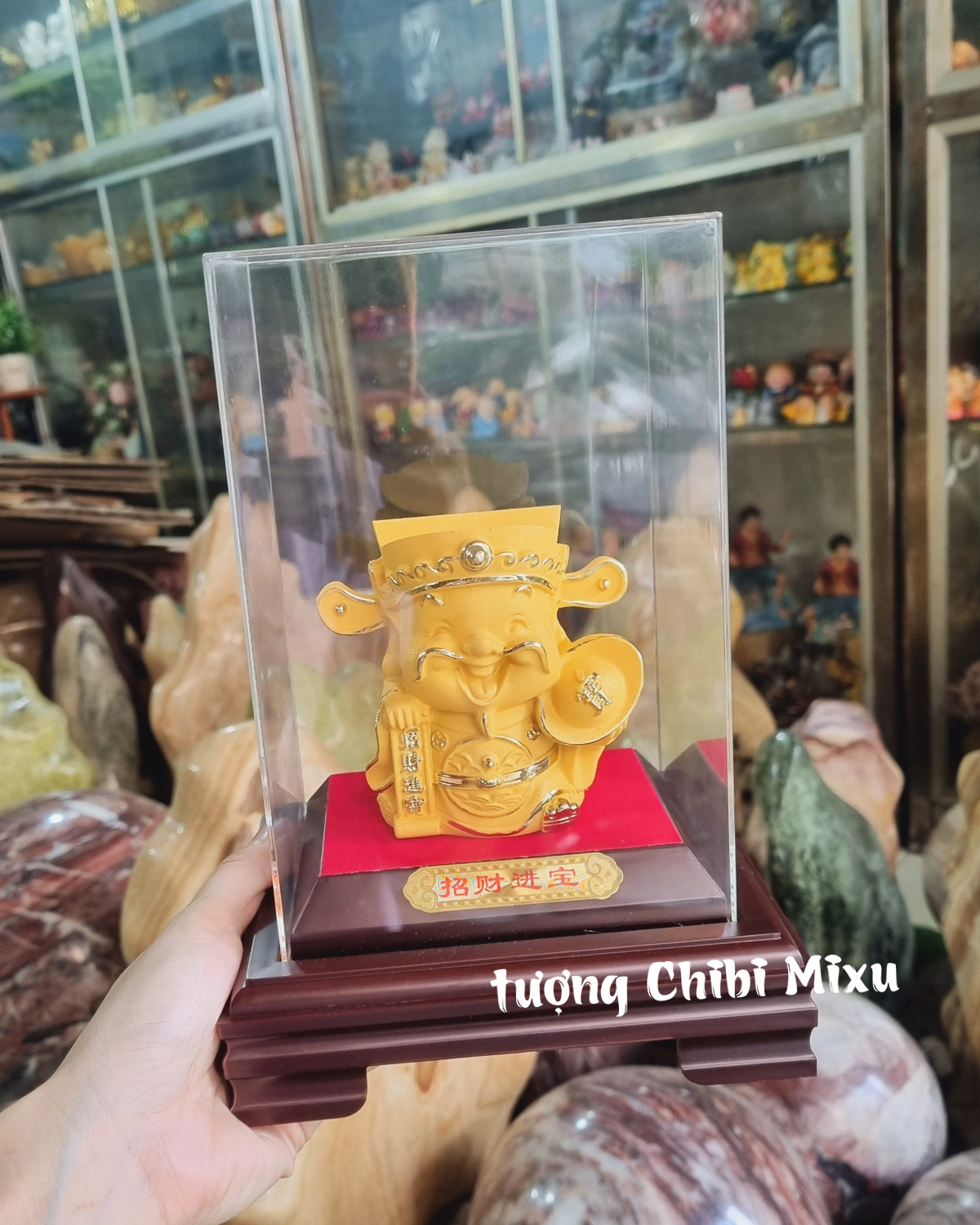 Tượng Thần Tài phủ cát may mắn trong lồng kính mica