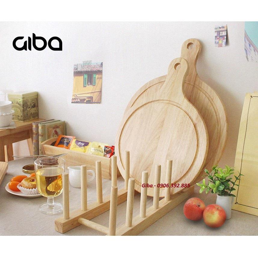 Khay gỗ tròn có tay cầm đựng pizza GIBA, thớt dùng làm khay gỗ decor chụp ảnh sản phẩm món ăn.