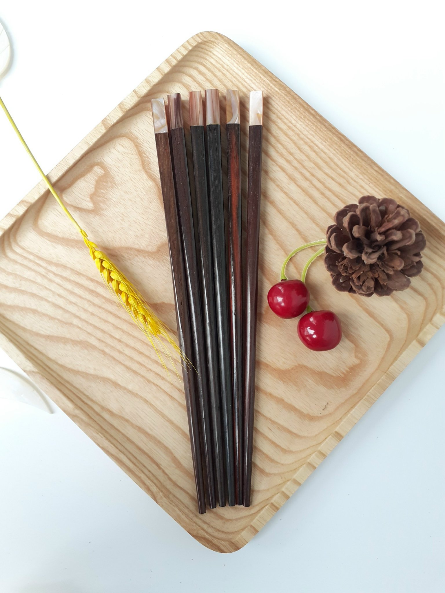 Đũa gỗ trắc vuông đầu gắn trai hồng ( bộ 5 đôi