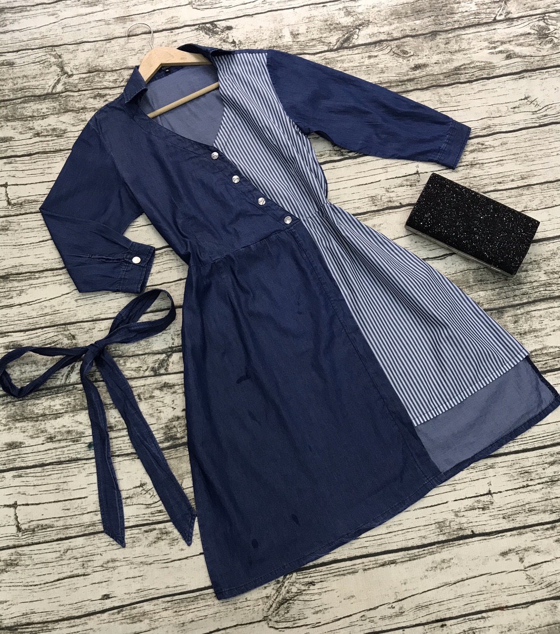 Đầm jeans phối sọc độc lạ, cá tính