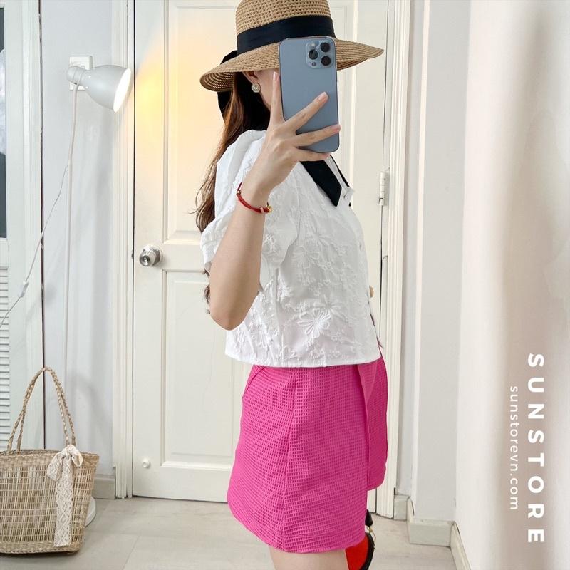 Áo croptop tay phồng cổ sơ mi đen cài nút tiểu thư màu trắng