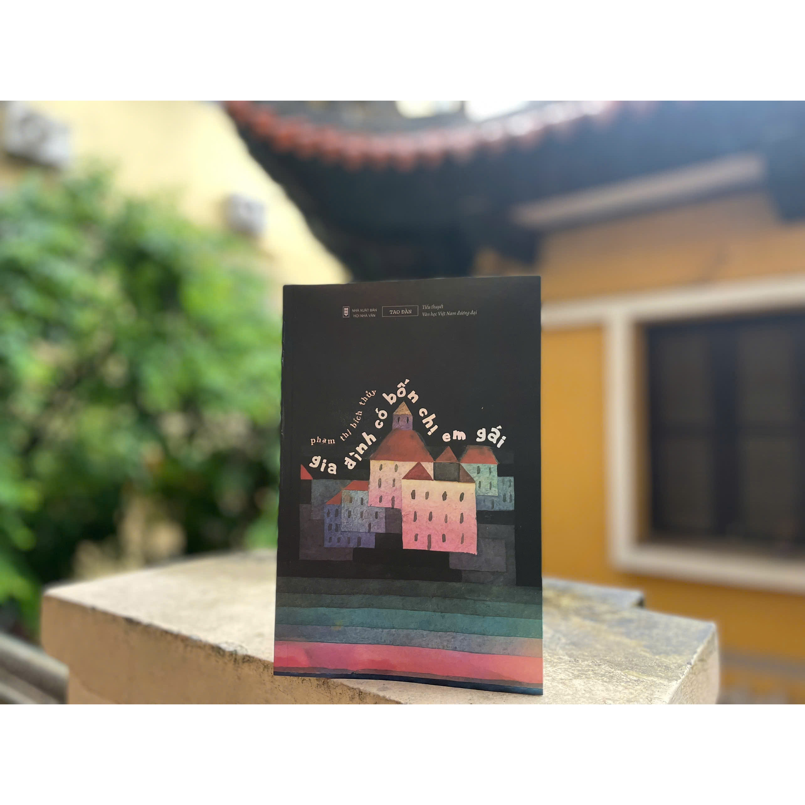 Gia đình có bốn chị em gái