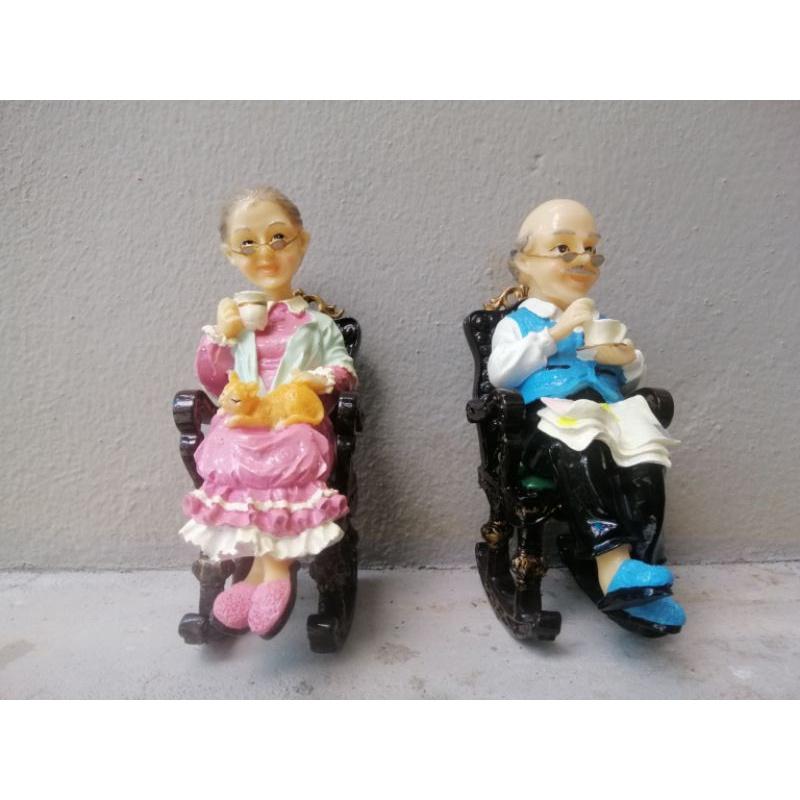 TƯỢNG ÔNG BÀ GIÀ NGỒI GHẾ DỰA