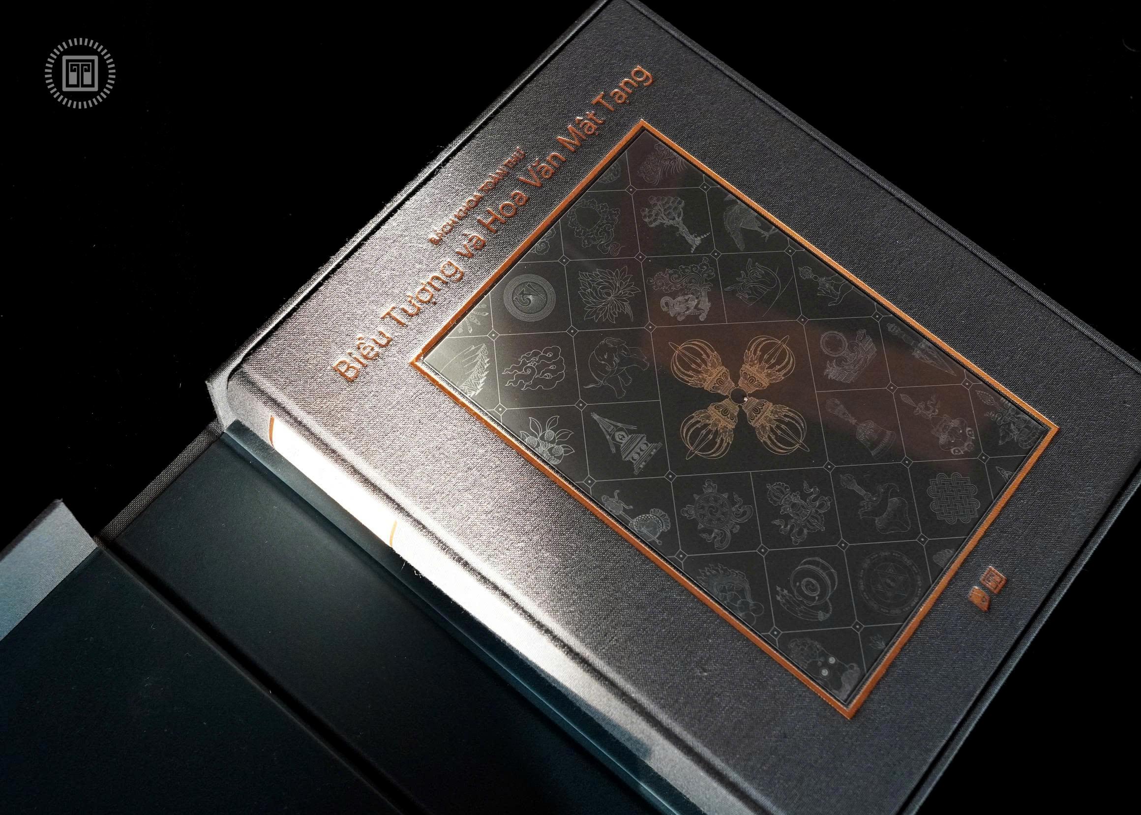 Sách - Bách Khoa Toàn Thư Biểu Tượng Và Hoa Văn Mật Tạng - Ấn Bản Giới Hạn - Bìa Vải - Bản Có Hộp