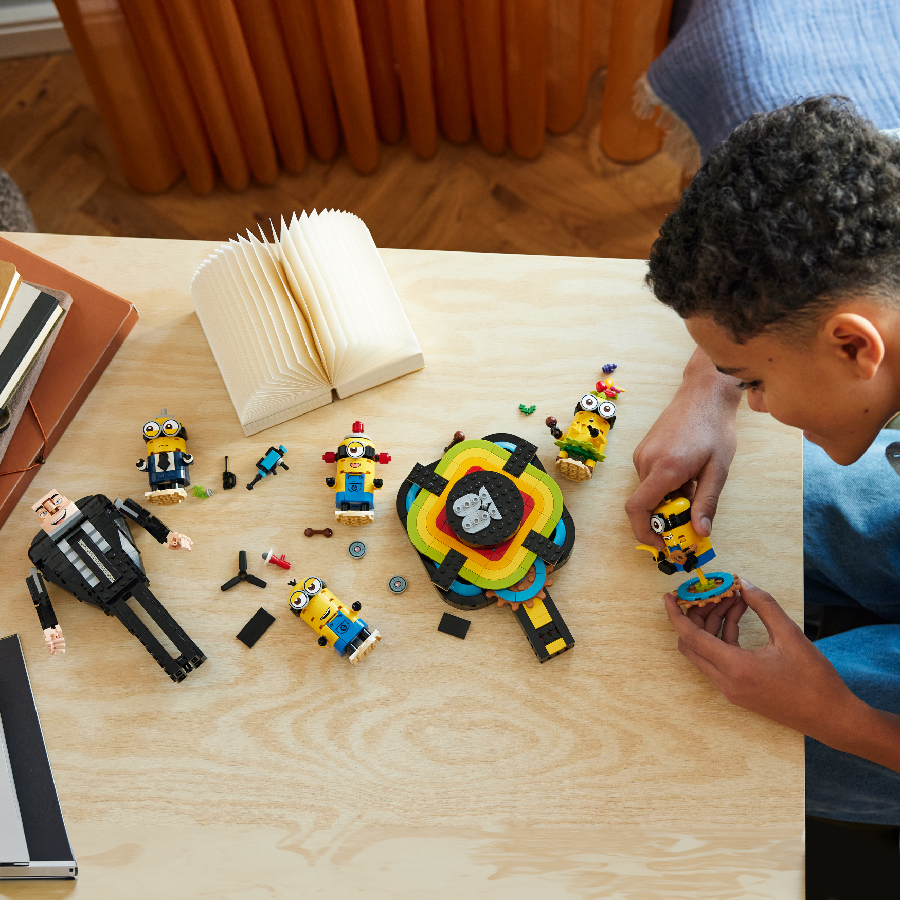 Đồ Chơi Lắp Ráp Bữa Tiệc Bất Ngờ Của Gru Và Minions LEGO MINIONS 75582 (839 chi tiết)