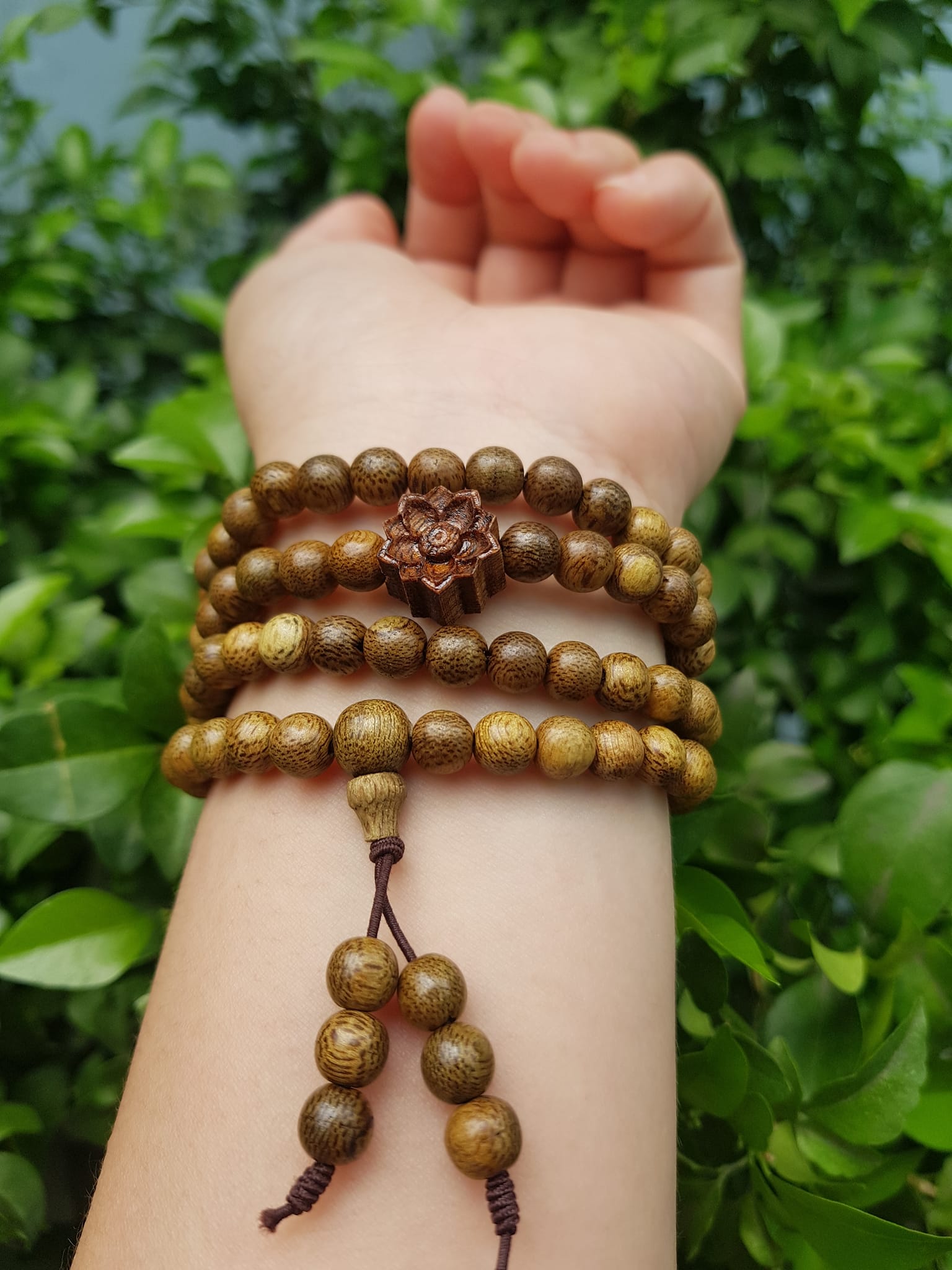 Vòng đeo tay nữ gỗ trầm mix bông hoa sen kiểu quấn tay 4 vòng may mắn tài lộc  Size hạt 6mm  Màu vàng nâu vân sáng nhẹ đeo tay rất đẹp xinh mùi thơm nhẹ nhẹ ạ