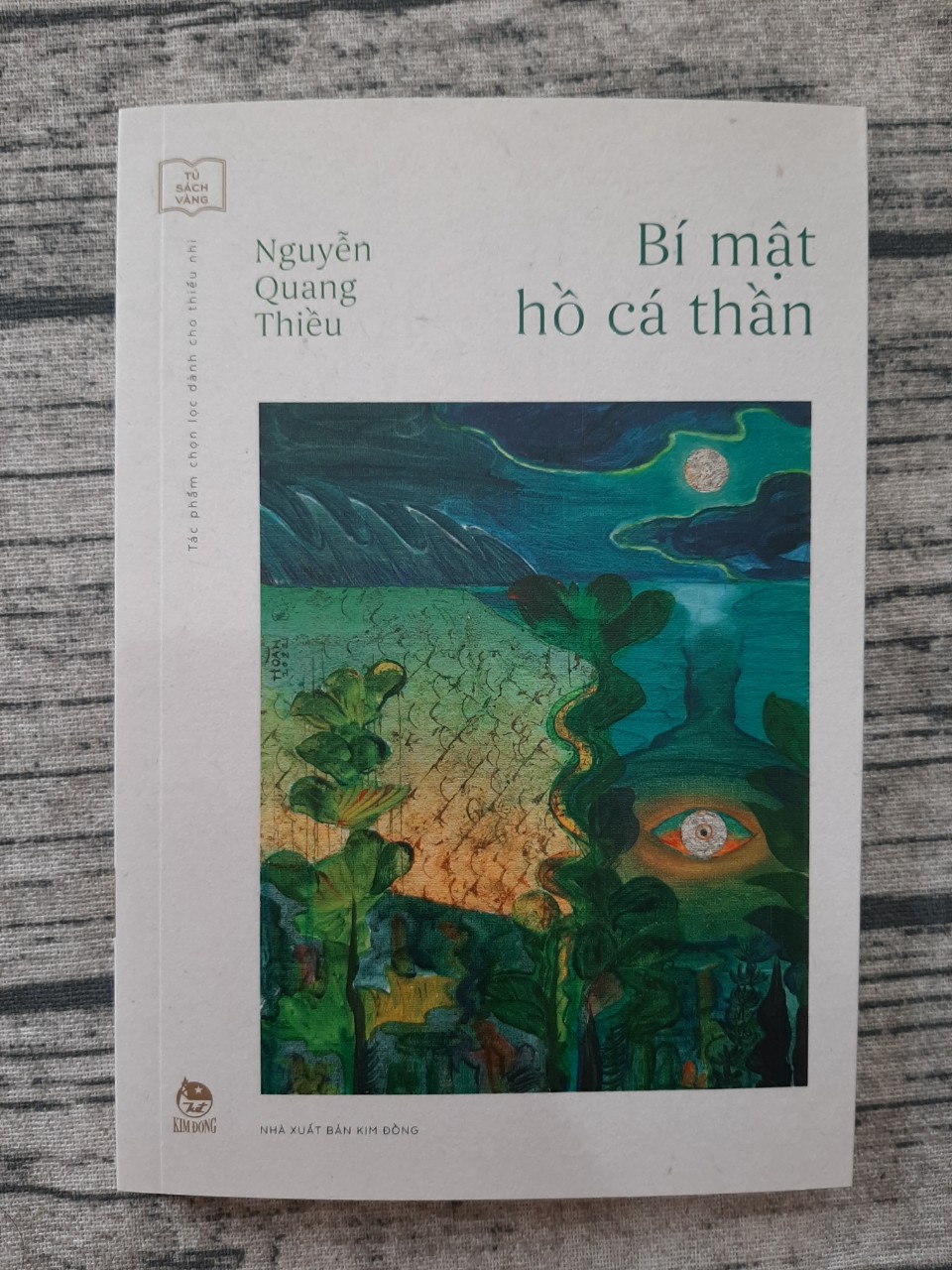 Tủ sách vàng: Bí mật hồ cá thần