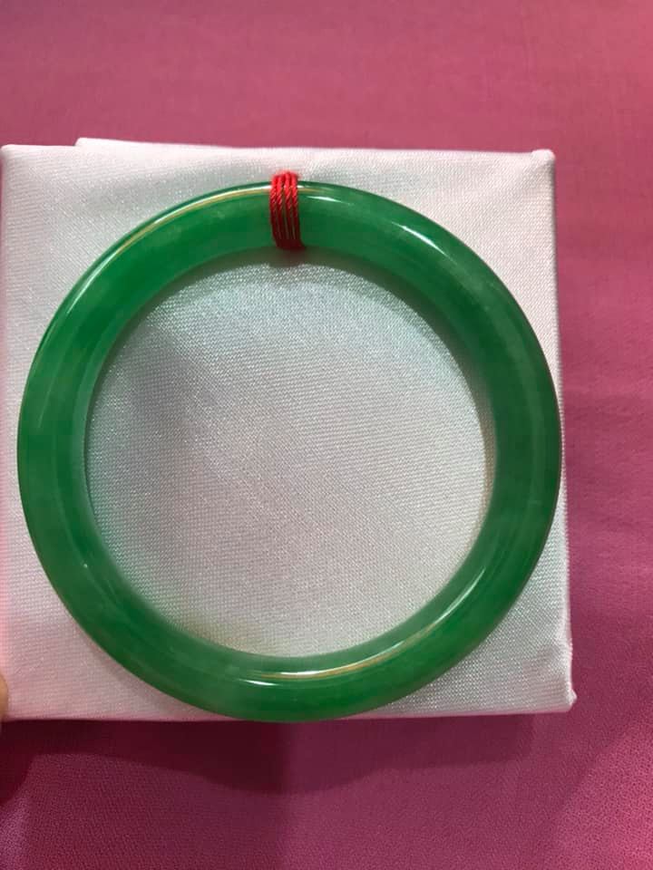 CHIẾC VÒNG TAY ĐÁ CẨM THẠCH LÝ ĐẸP 52mm Size 52mm x DẦY 8mm MÀU XANH LÁ TƯƠI BÓNG ĐẸP NỮ 52kg đến 59kg Đeo Đẹp Ạ