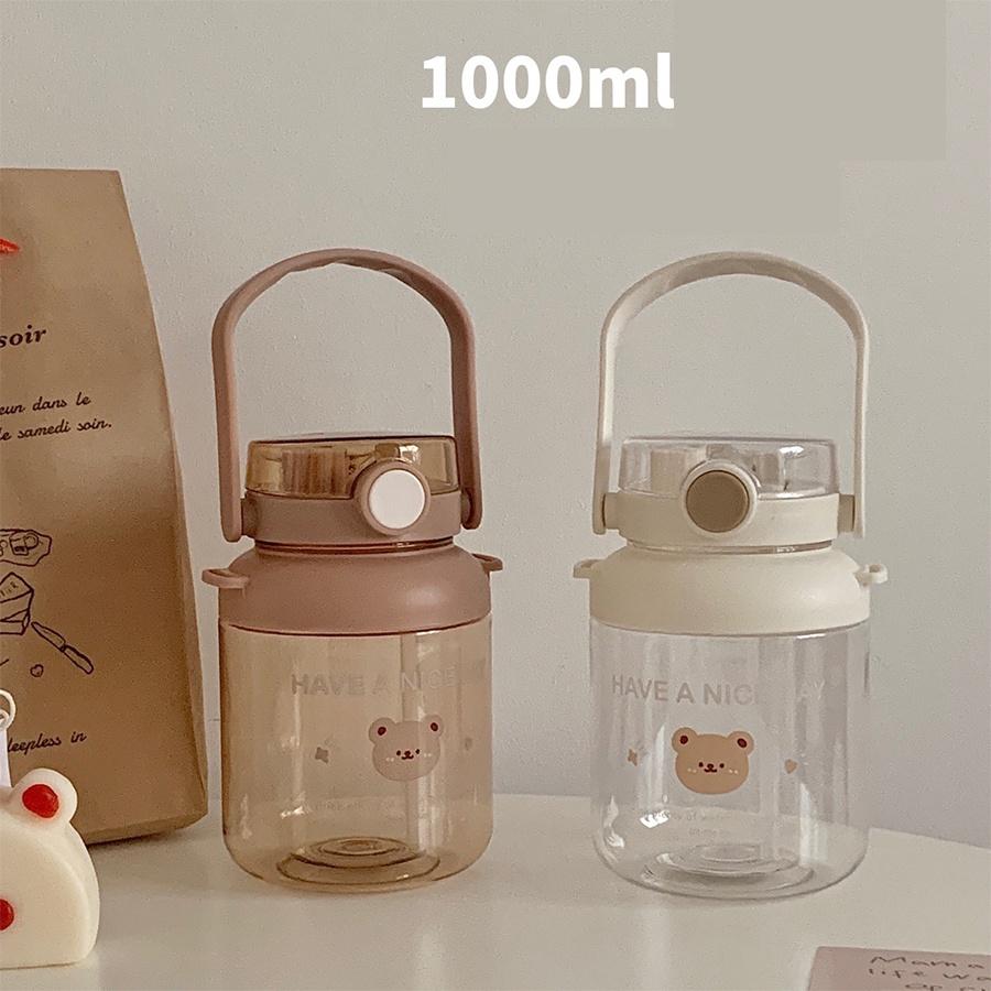 Bình nước cute hình gấu 1000ml dễ thương có quai xách và ống hút cô gái, bình đựng nước cho bé Gấu nâu be Ongvove BN