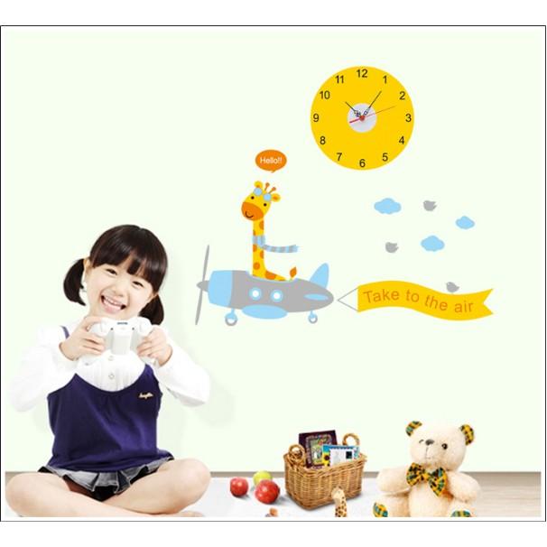 Decal Trang Trí Tường Kèm Đồng Hồ Dán Tường Hươu Cao Cổ Lái Máy Bay